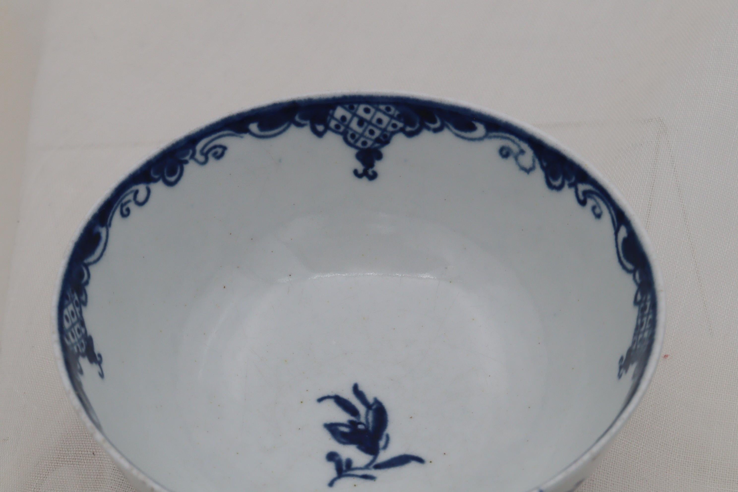 English First period Worcester hand painted blue and white bowl Mansfield pattern. For Sale