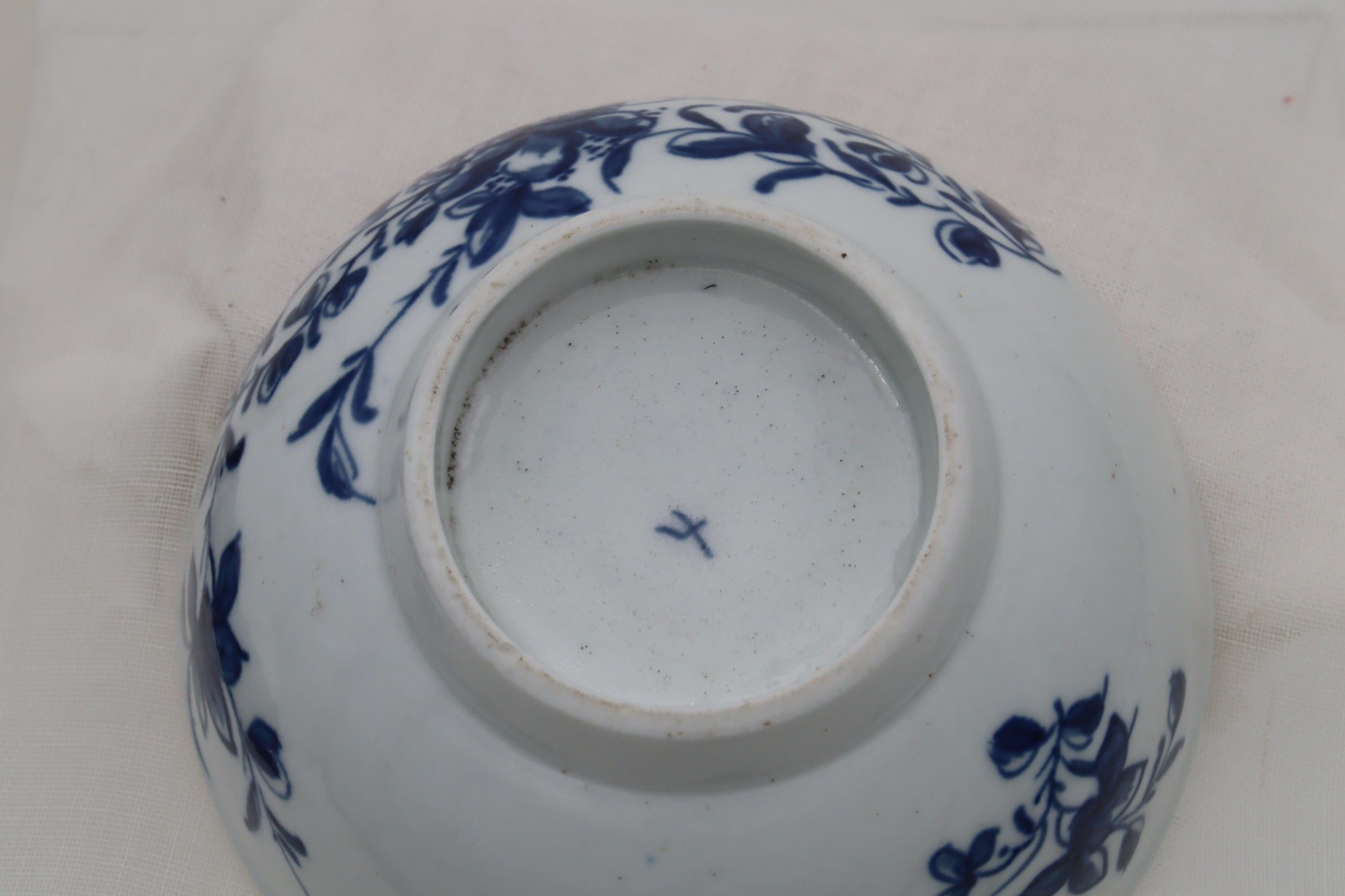 Hand-Painted First period Worcester hand painted blue and white bowl Mansfield pattern. For Sale