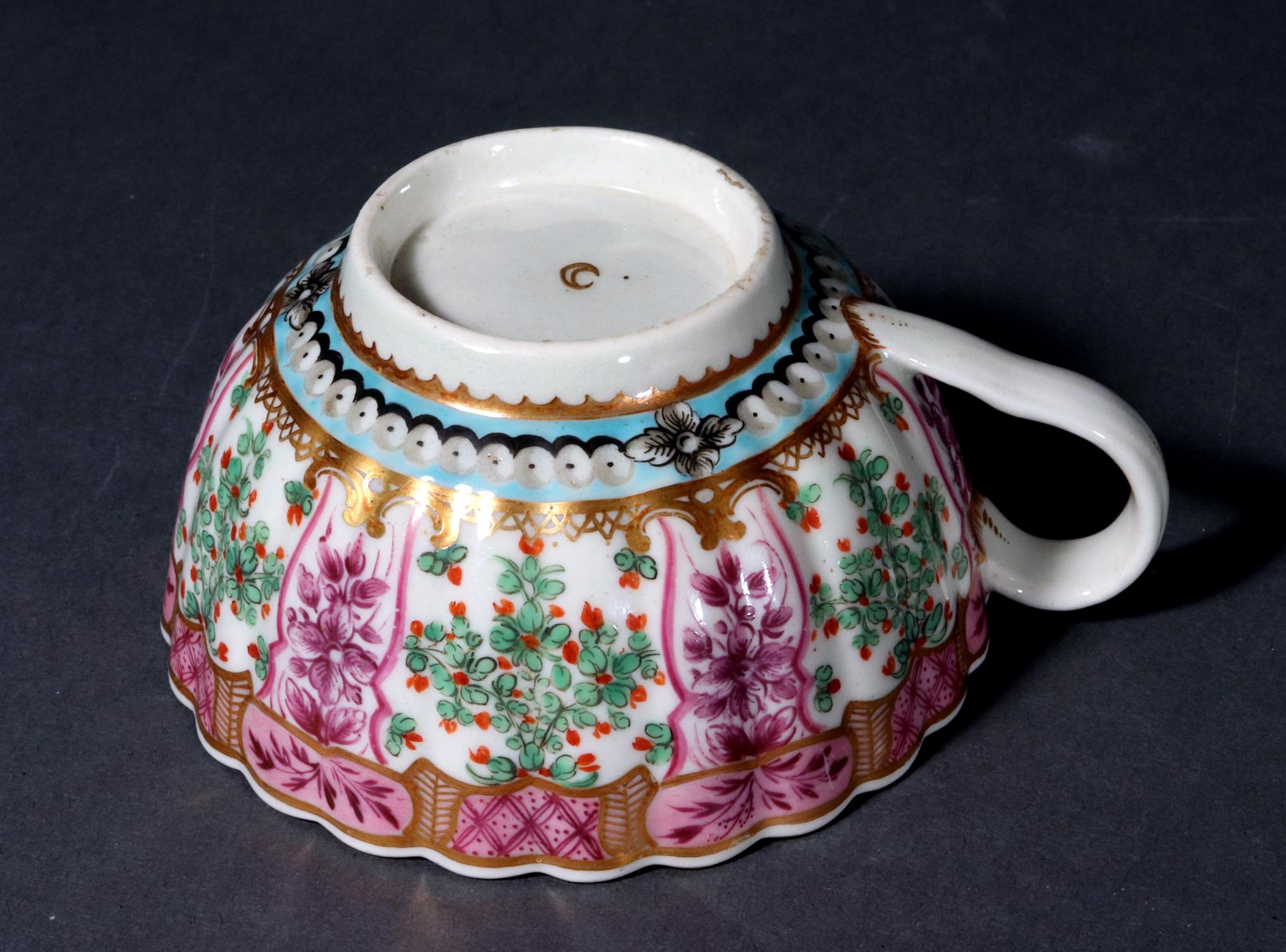 First Period Worcester Holly Berry Pattern Porcelain Tea Bowl and Saucer In Good Condition For Sale In Downingtown, PA