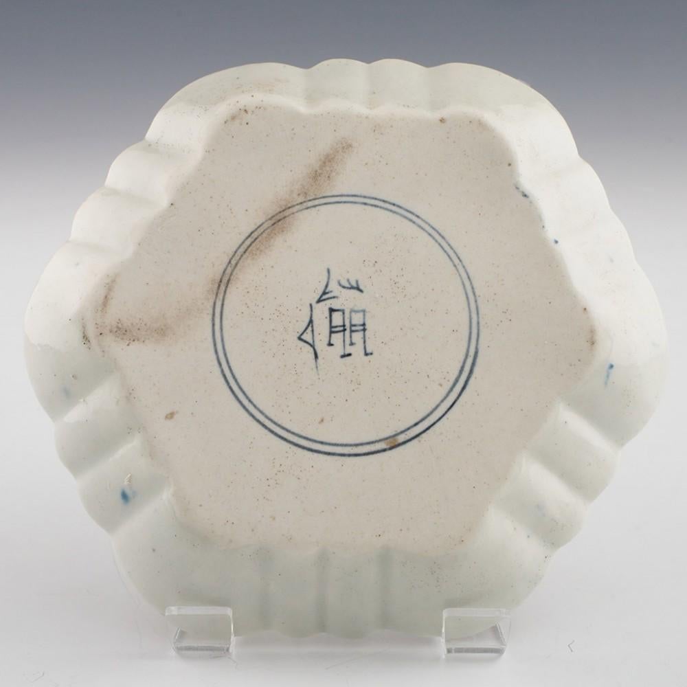Erste Periode Worcester Japan Fan-Muster Teekanne Stand c1770 im Zustand „Gut“ in Tunbridge Wells, GB