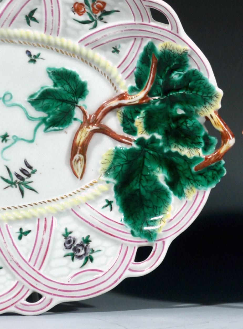 English First Period Worcester Pair of Porcelain Basket Leaf Dishes, circa 1758-1760 For Sale