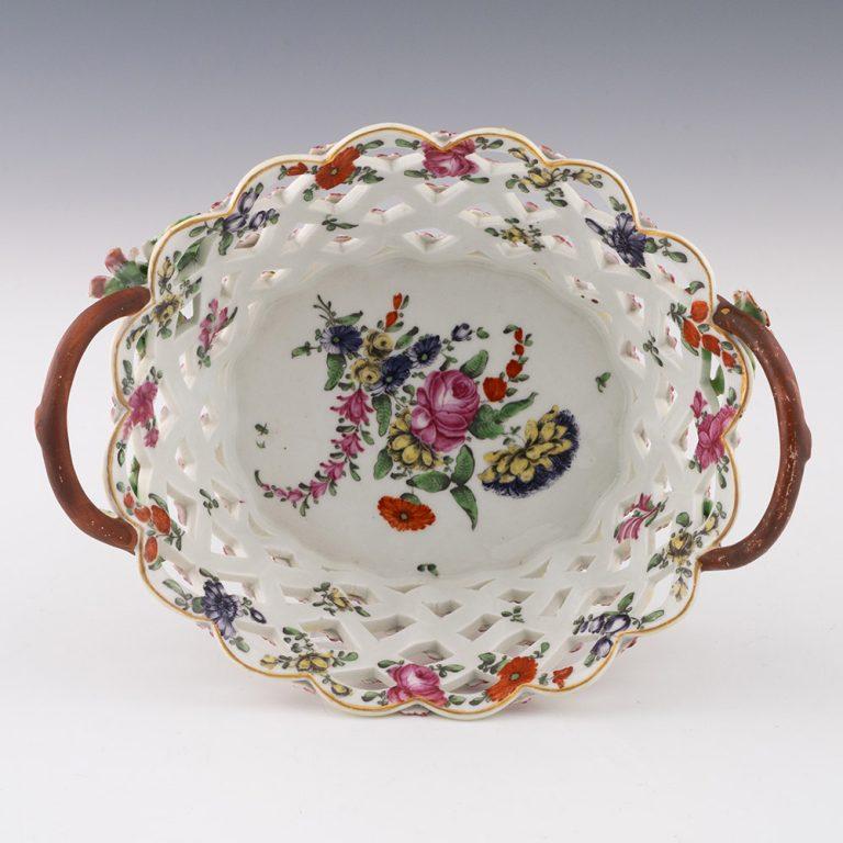 Überschrift:  Erster Periode Worcester Porzellankorb
Datum : um 1770
Zeitraum : Georg III.
Markierungen :Keine
Herkunft: Worcester. England
Farbe :Polychrom
Muster : Blumengirlande in der Mitte und Blumen am Rand.
Merkmale: Reticulated. angewendet