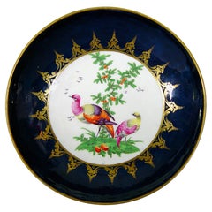 Assiette à gâteaux exotique décorée d'oiseaux en porcelaine de Worcester à fond bleu de la première période