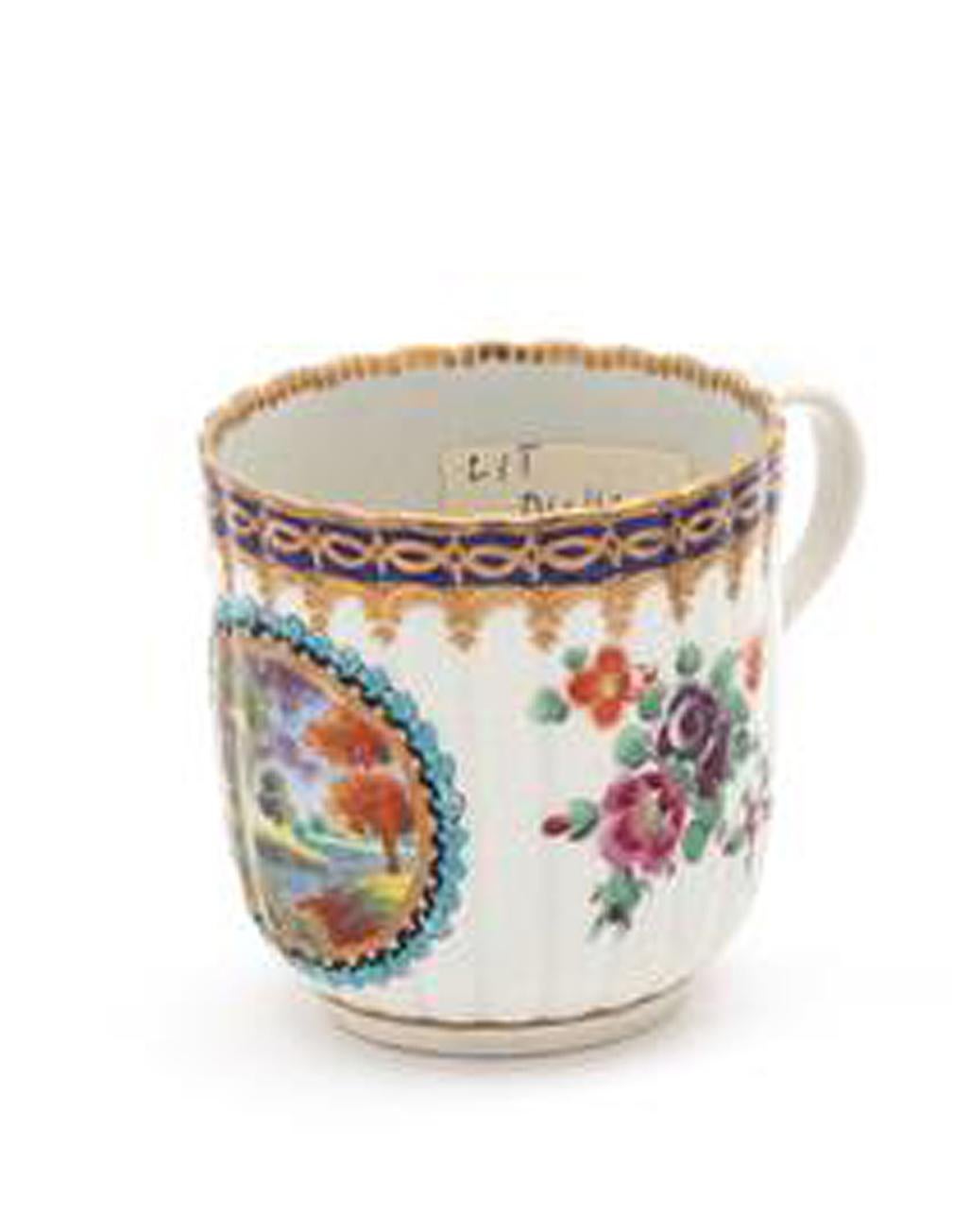 Erste Periode Worcester Porzellan Kaffeekanne und Untertasse,
ca. 1772-1775

Die geriffelte Worcester-Porzellan-Kaffeekanne und -Untertasse sind fein mit einer zentralen Reserve mit einer Landschaftsszene mit einem Blumen- und