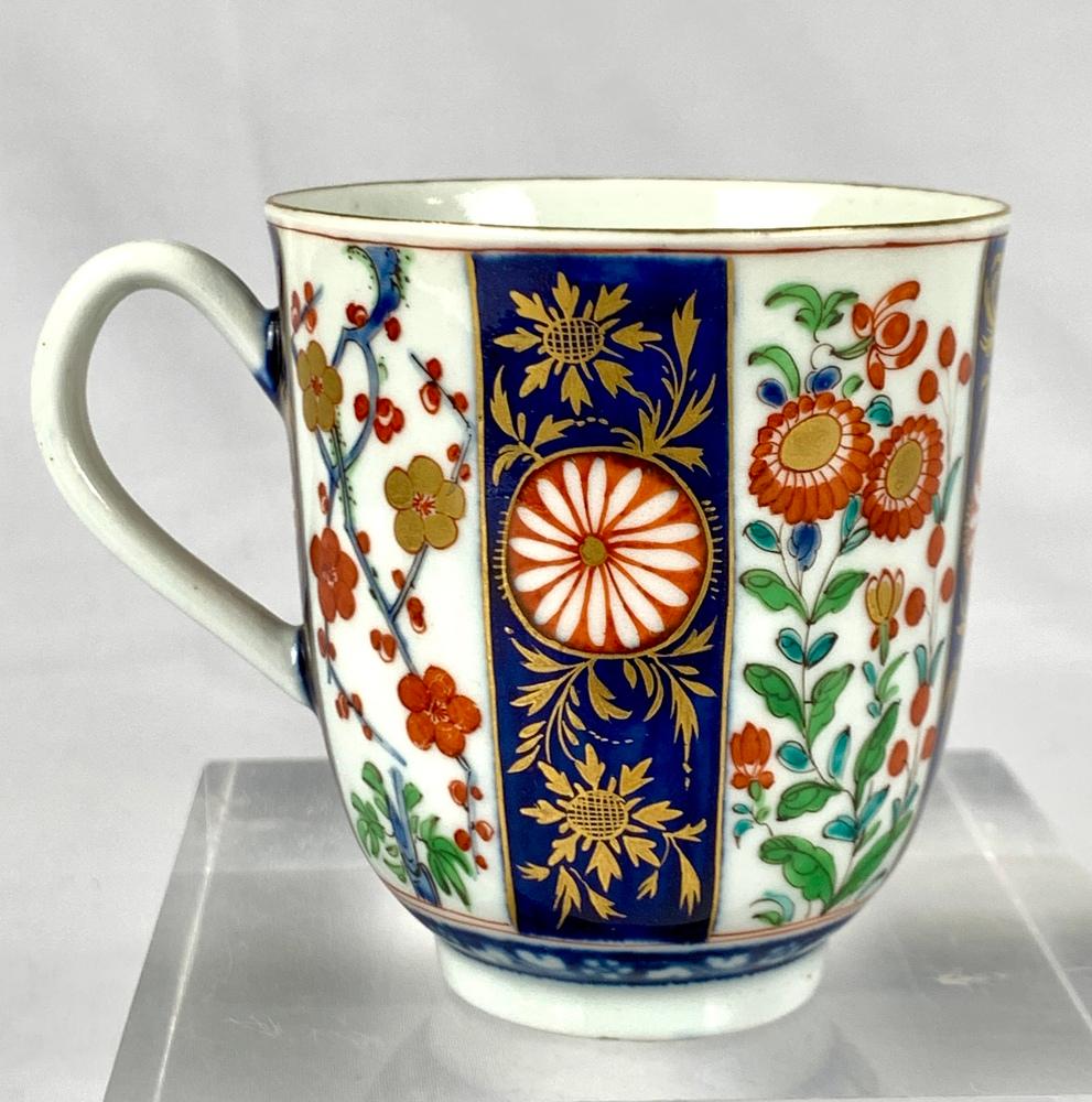 First Period Worcester Porcelain Cup and Saucer Queen’s Pattern Circa 1770 In Excellent Condition For Sale In Katonah, NY