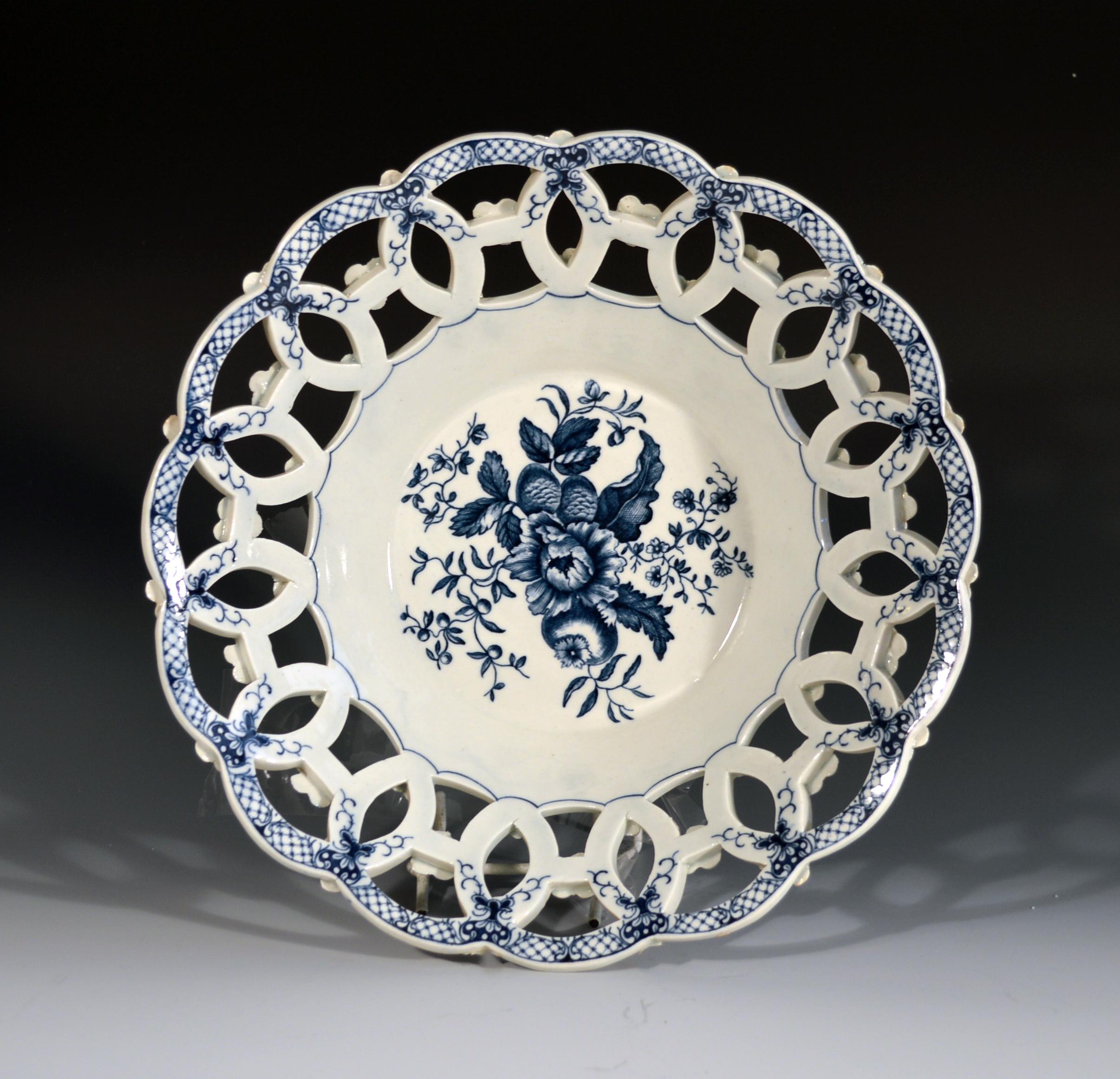 Paire de grandes corbeilles à fruits ajourées en porcelaine de Worcester de la première période Bon état - En vente à Downingtown, PA