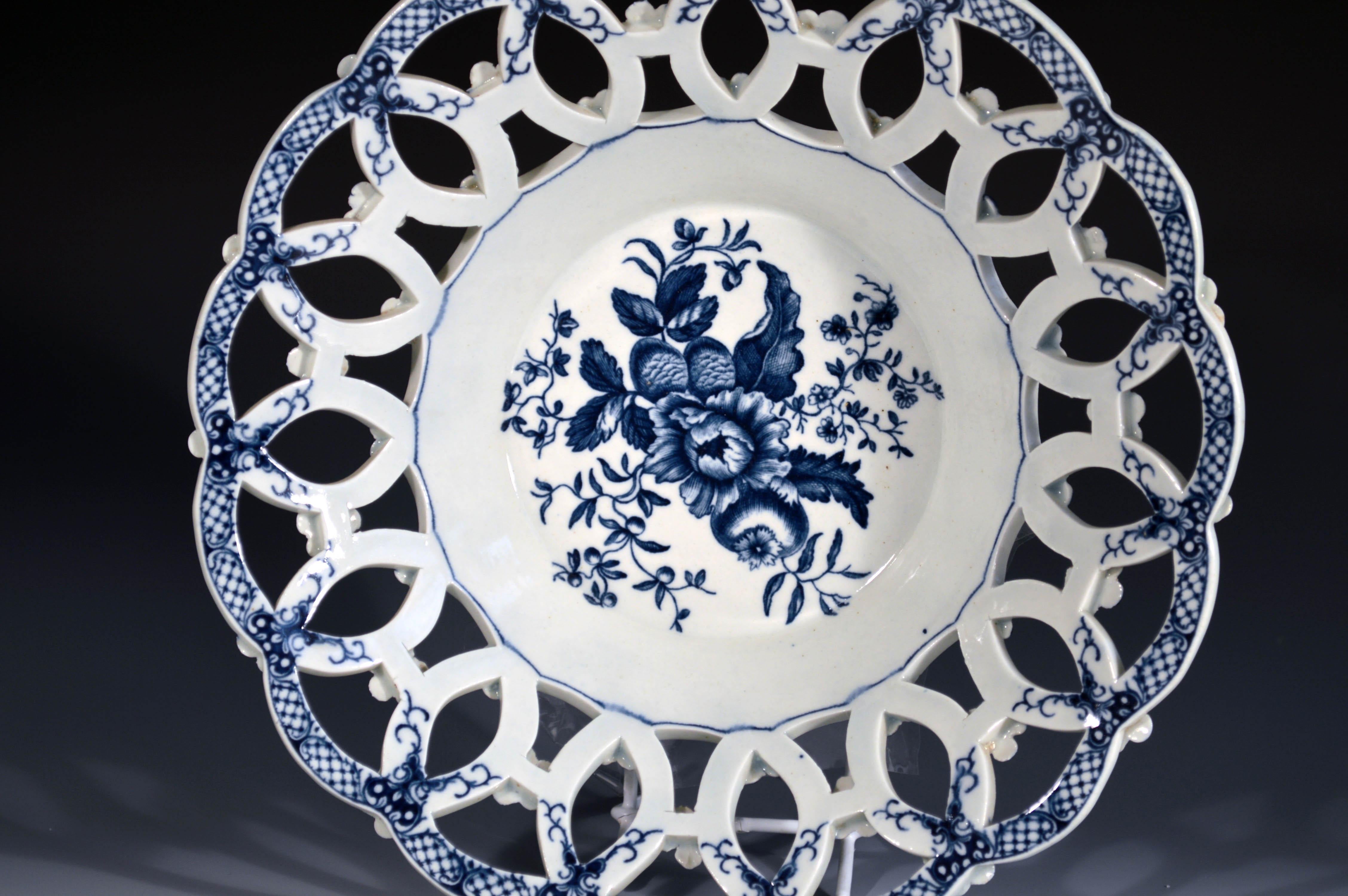 XVIIIe siècle Paire de grandes corbeilles à fruits ajourées en porcelaine de Worcester de la première période en vente