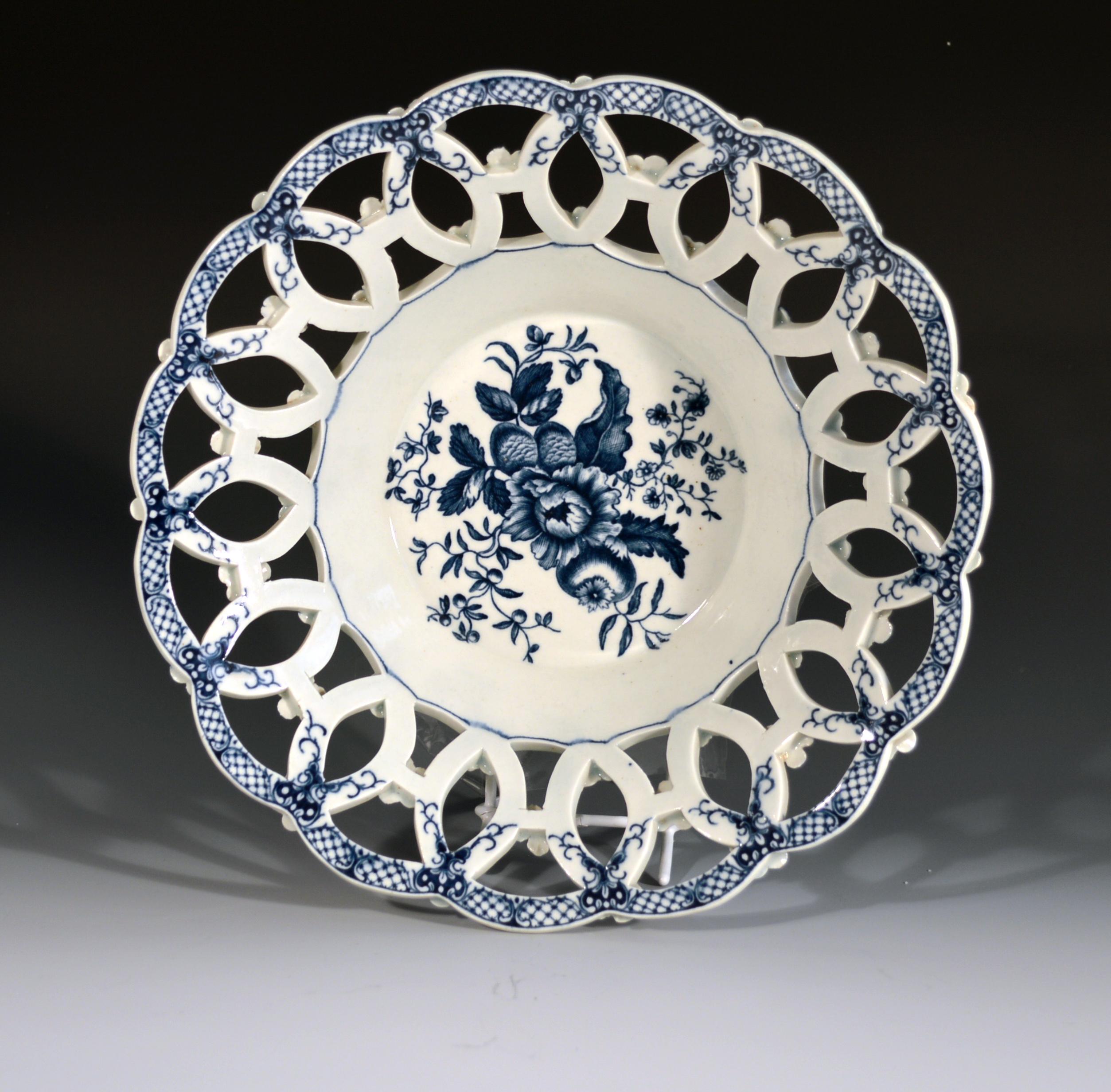 Porcelaine Paire de grandes corbeilles à fruits ajourées en porcelaine de Worcester de la première période en vente