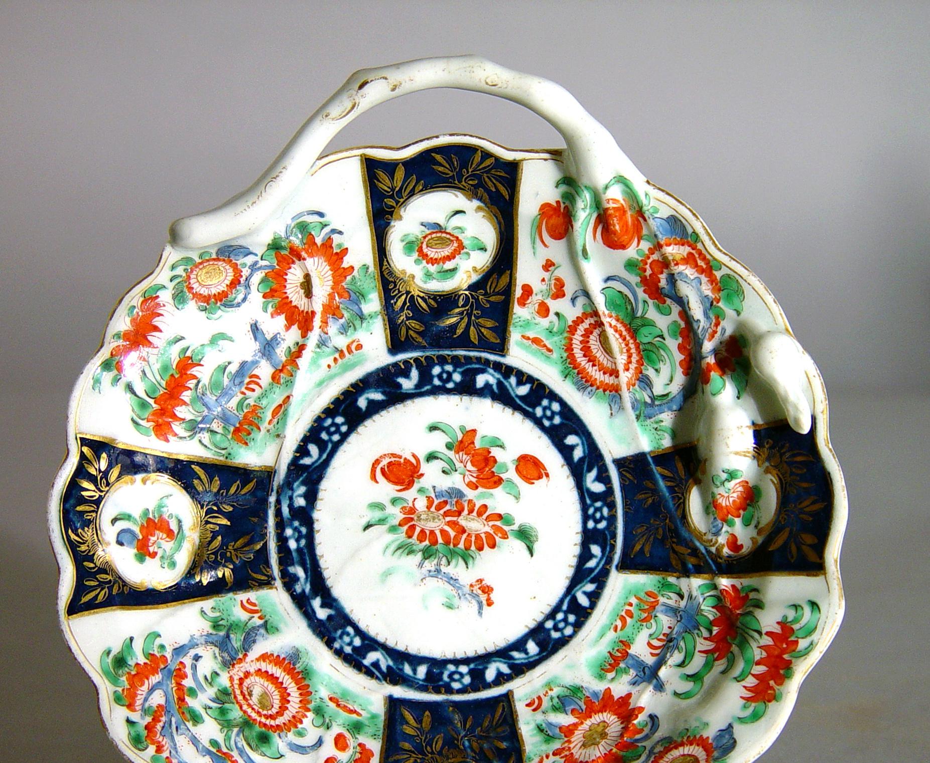 First period Worcester porcelain queen's pattern blind earl sweetmeat dish, 
Circa 1768-70.

The leaf moulded first period Worcester circular porcelain dish has been painted with the Gold Queen's pattern in an Imari palette of iron red, green and