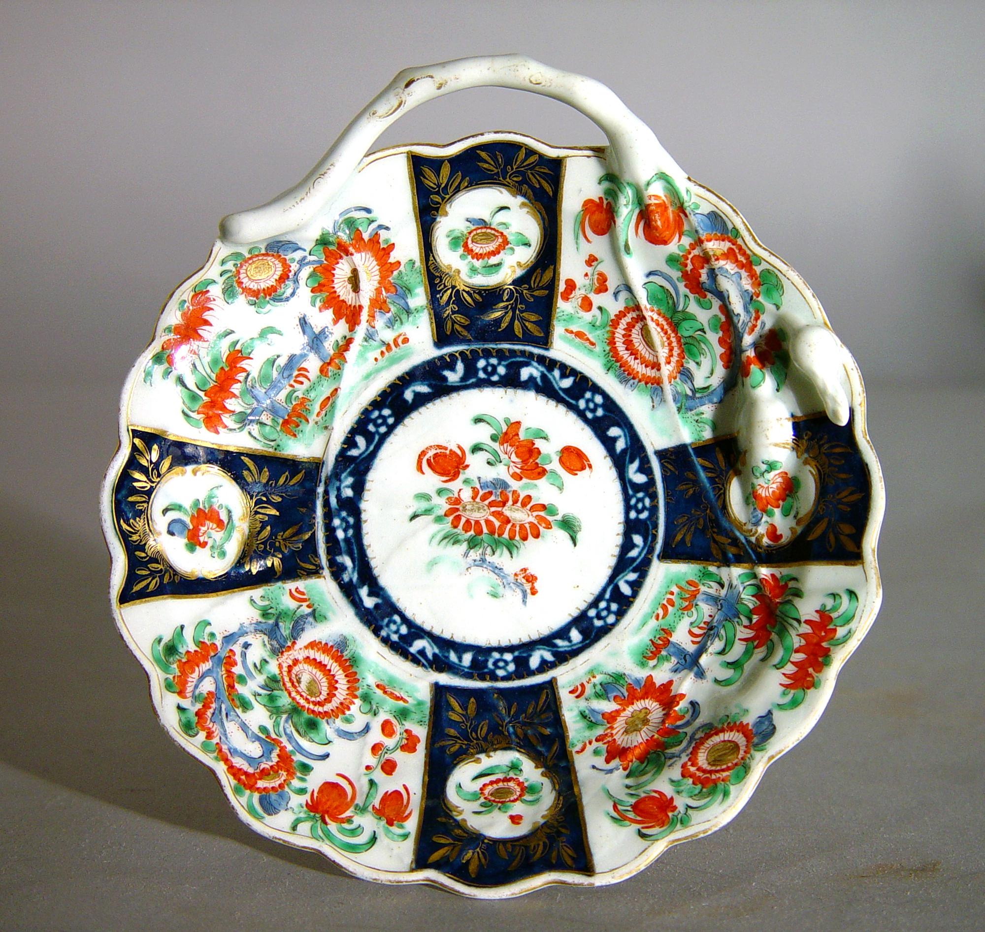 First Period Worcester Porcelain Queen's Pattern Blind Earl Sweetmeat Dish In Good Condition In Downingtown, PA