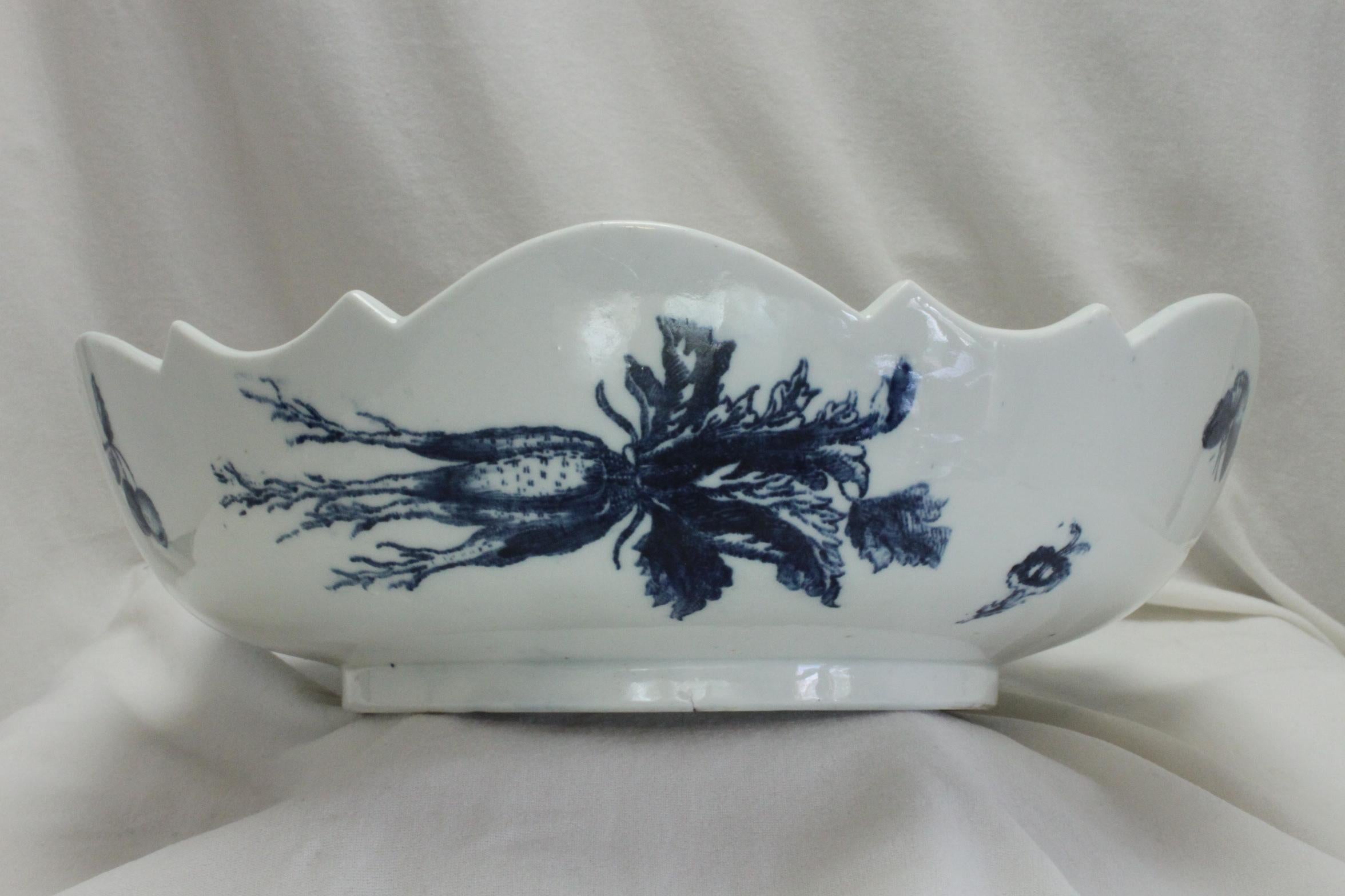 First Period Worcester Salad or Junket Bowl Pine Cone Pattern In Good Condition For Sale In East Geelong, VIC