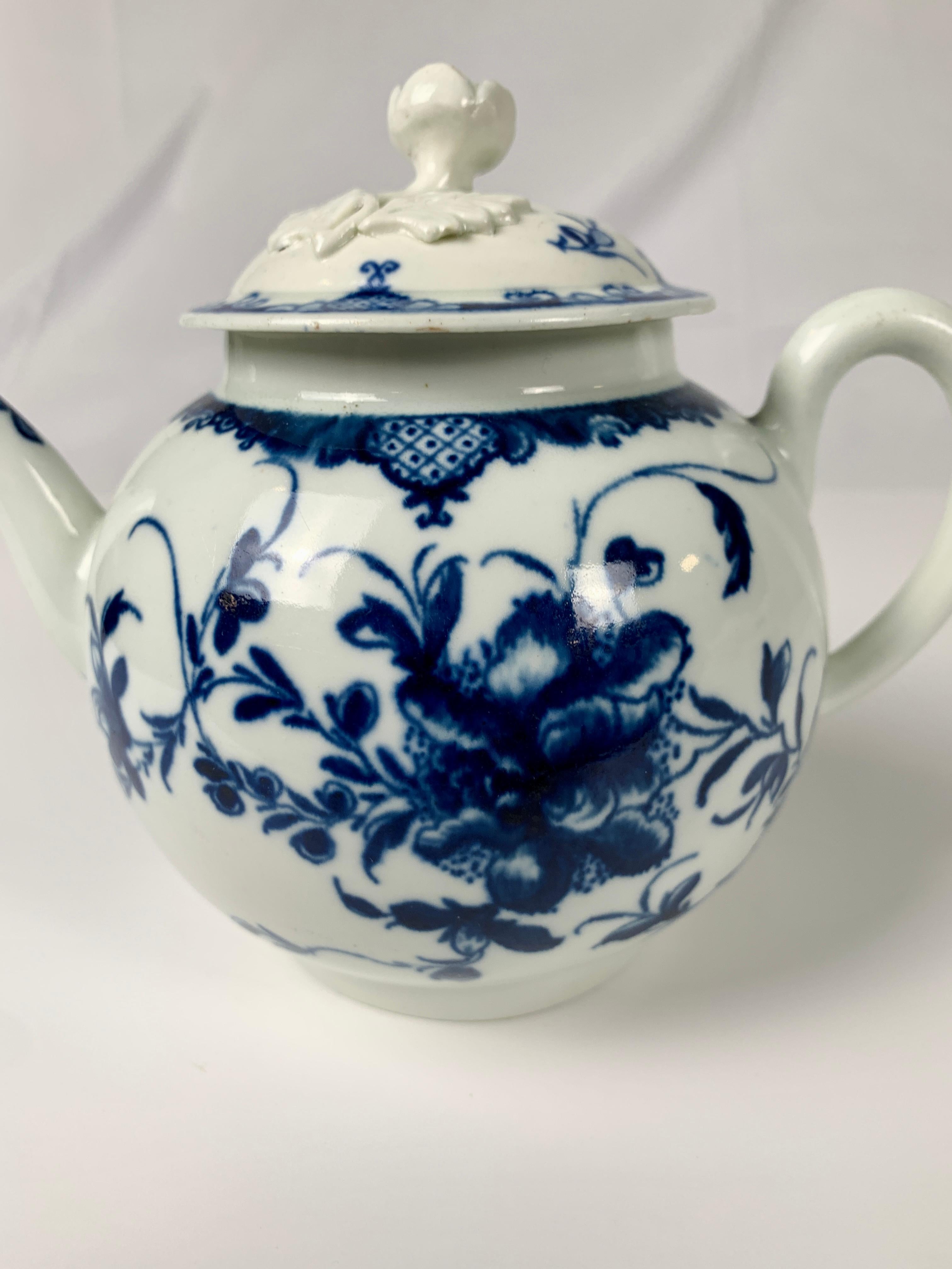 First Period Worcester Teapot Painted Underglaze Blue Mansfield Pattern c-1765 In Excellent Condition In Katonah, NY