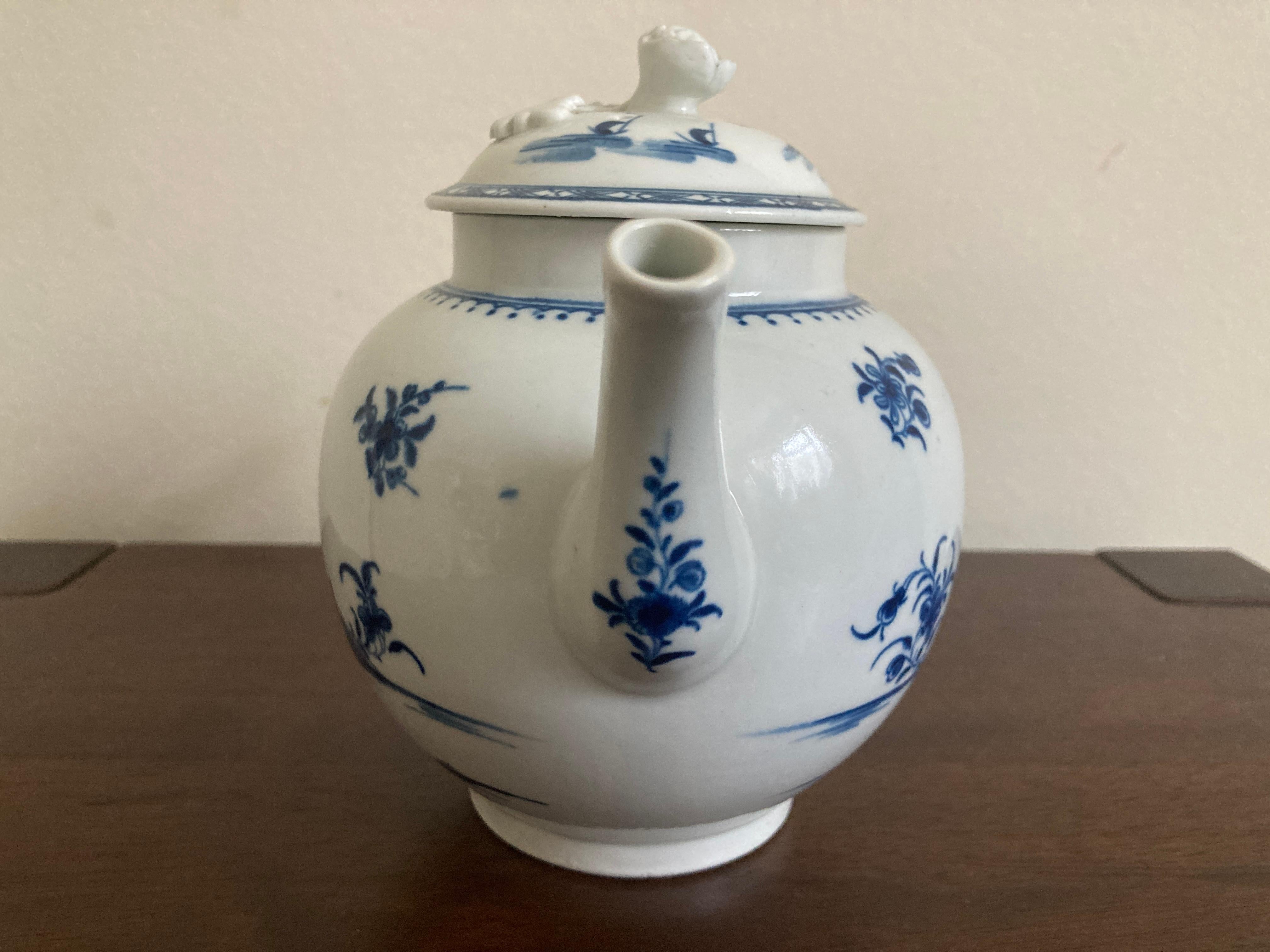 Rococo First Period Worcester Teapot 'Waiting Chinaman' Pattern circa 1770 For Sale