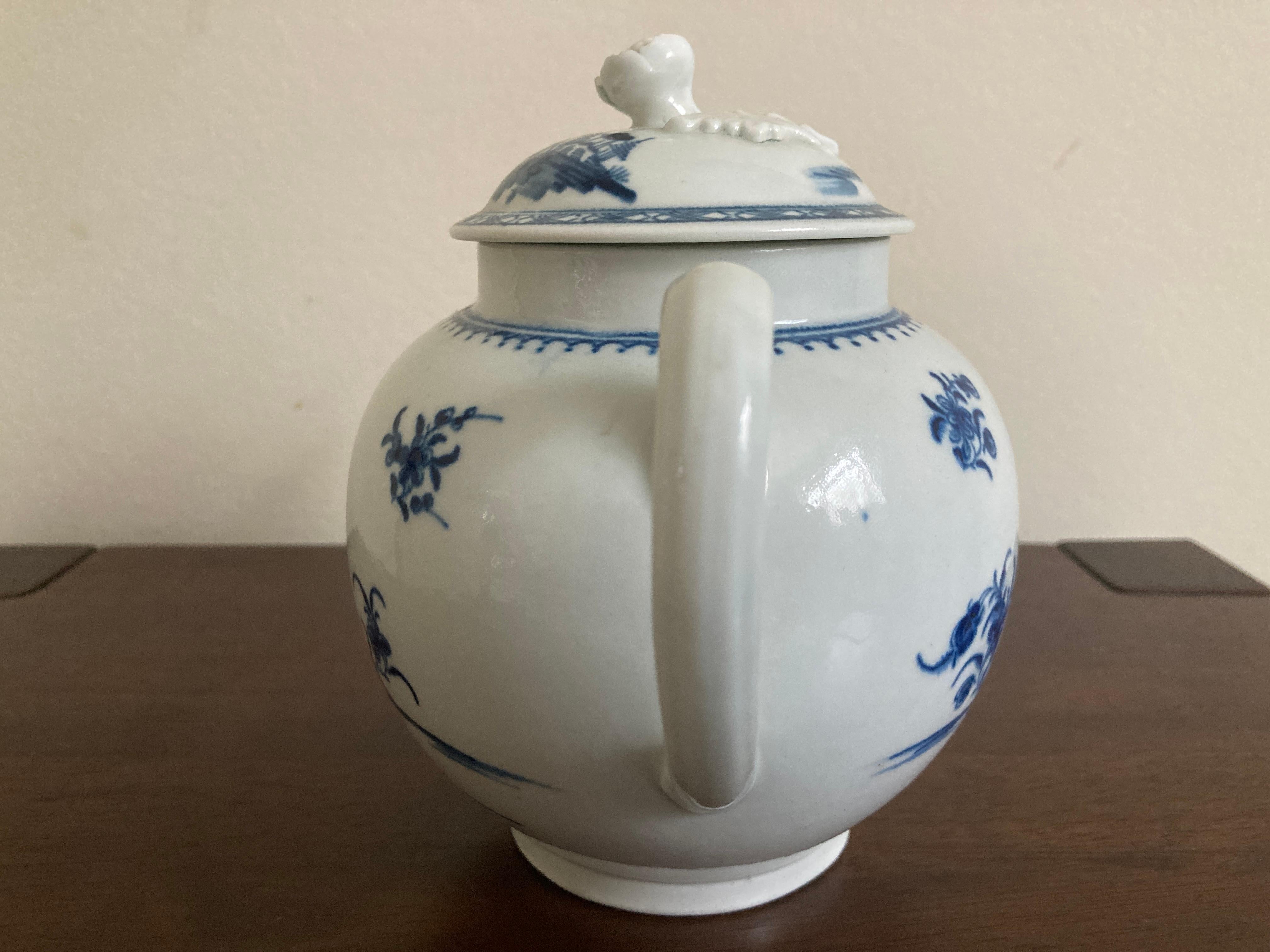 First Period Worcester Teapot 'Waiting Chinaman' Pattern circa 1770 In Good Condition For Sale In Maidstone, GB