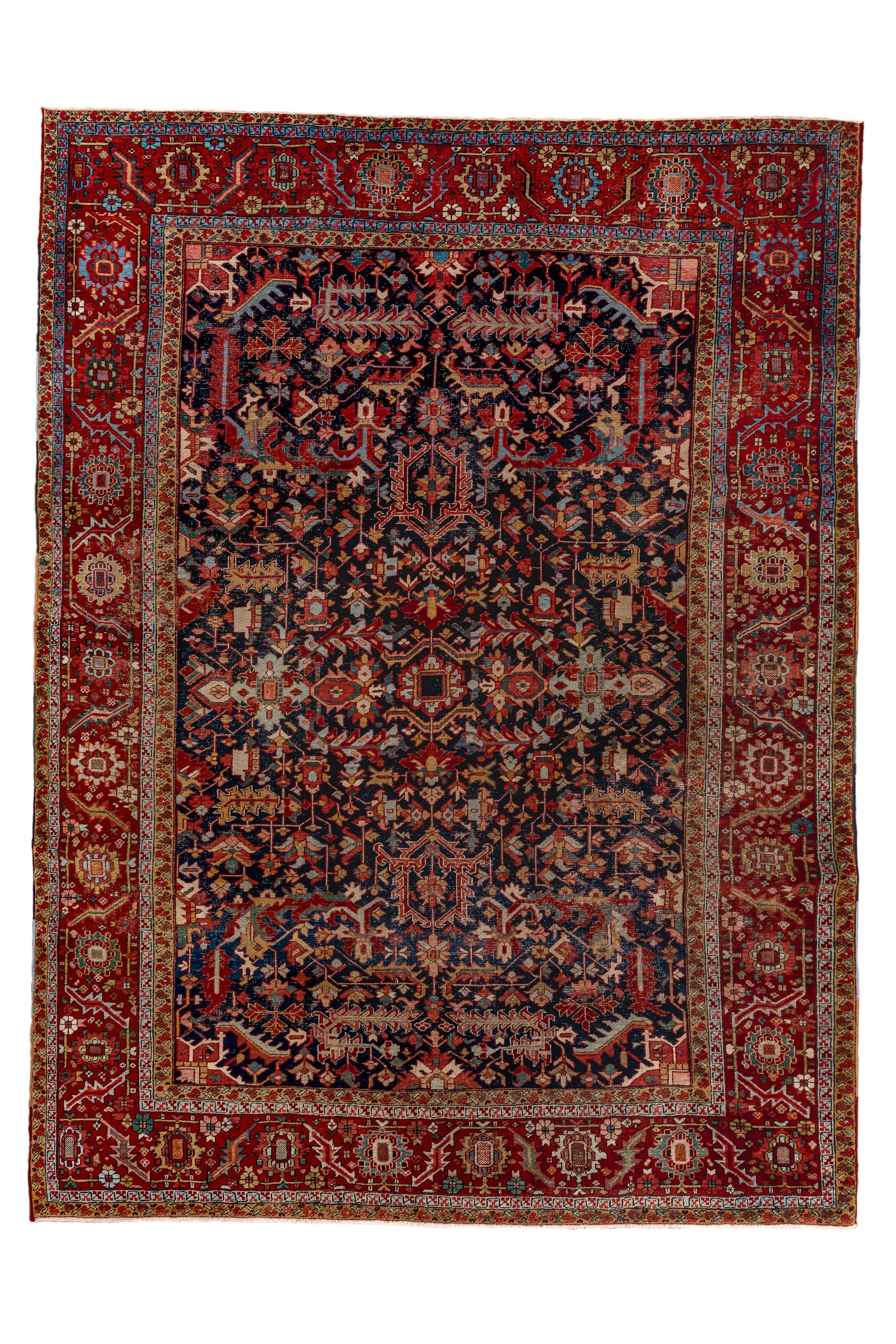Cette pièce de village perse du nord-ouest, modérément tissée, présente un champ rouge garance traditionnel, mais avec un motif central peu commun composé d'une variété de petites feuilles lisses et de plus grandes feuilles déchirées, souvent
