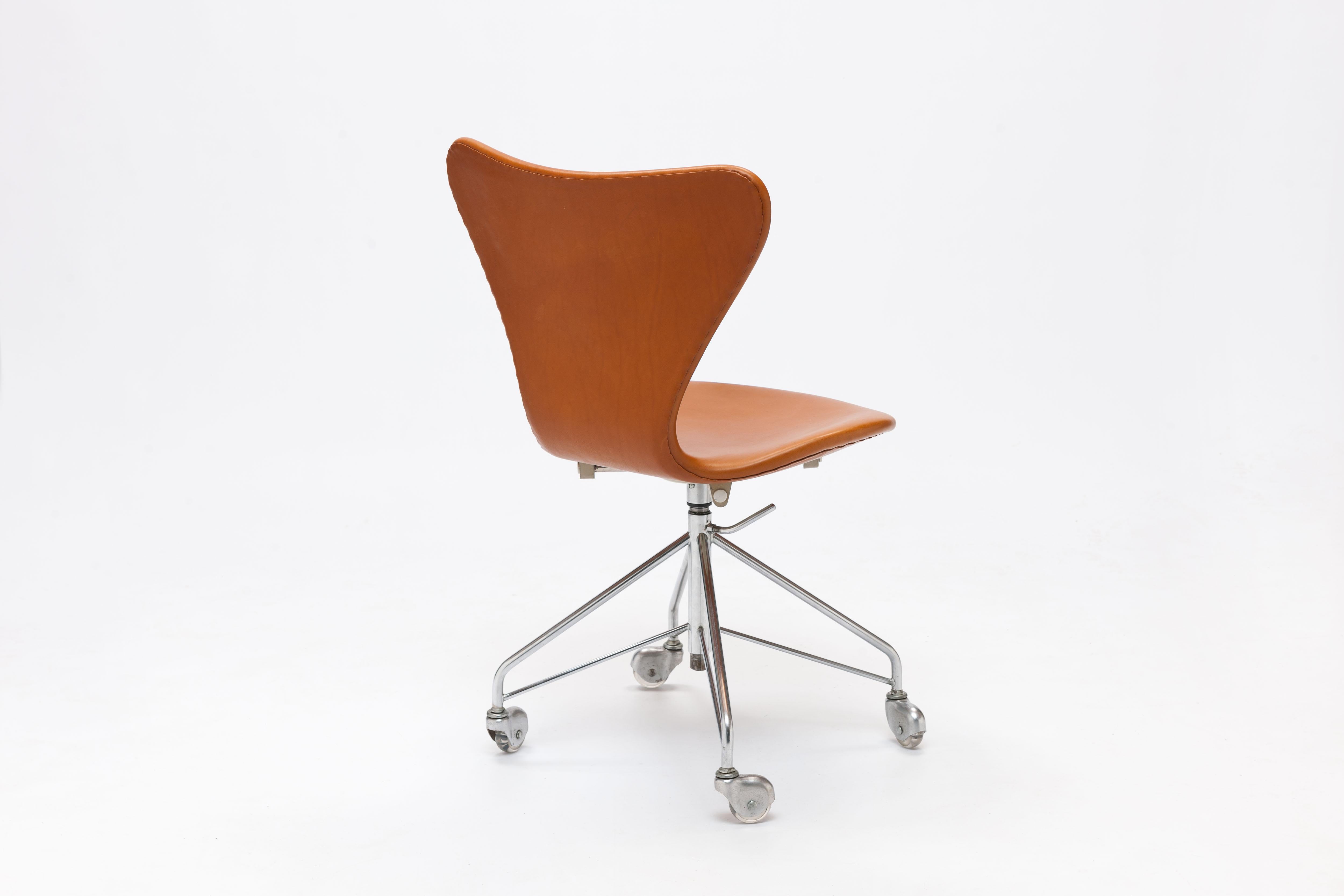 Arne Jacobsen swivel desk chair model 3117 office chair. Original, first series four-star swivel base with chromed steel feet on casters. Designed by Arne Jacobsen in 1955.

The chair has a new handstitched upholstery exactly like the original. This