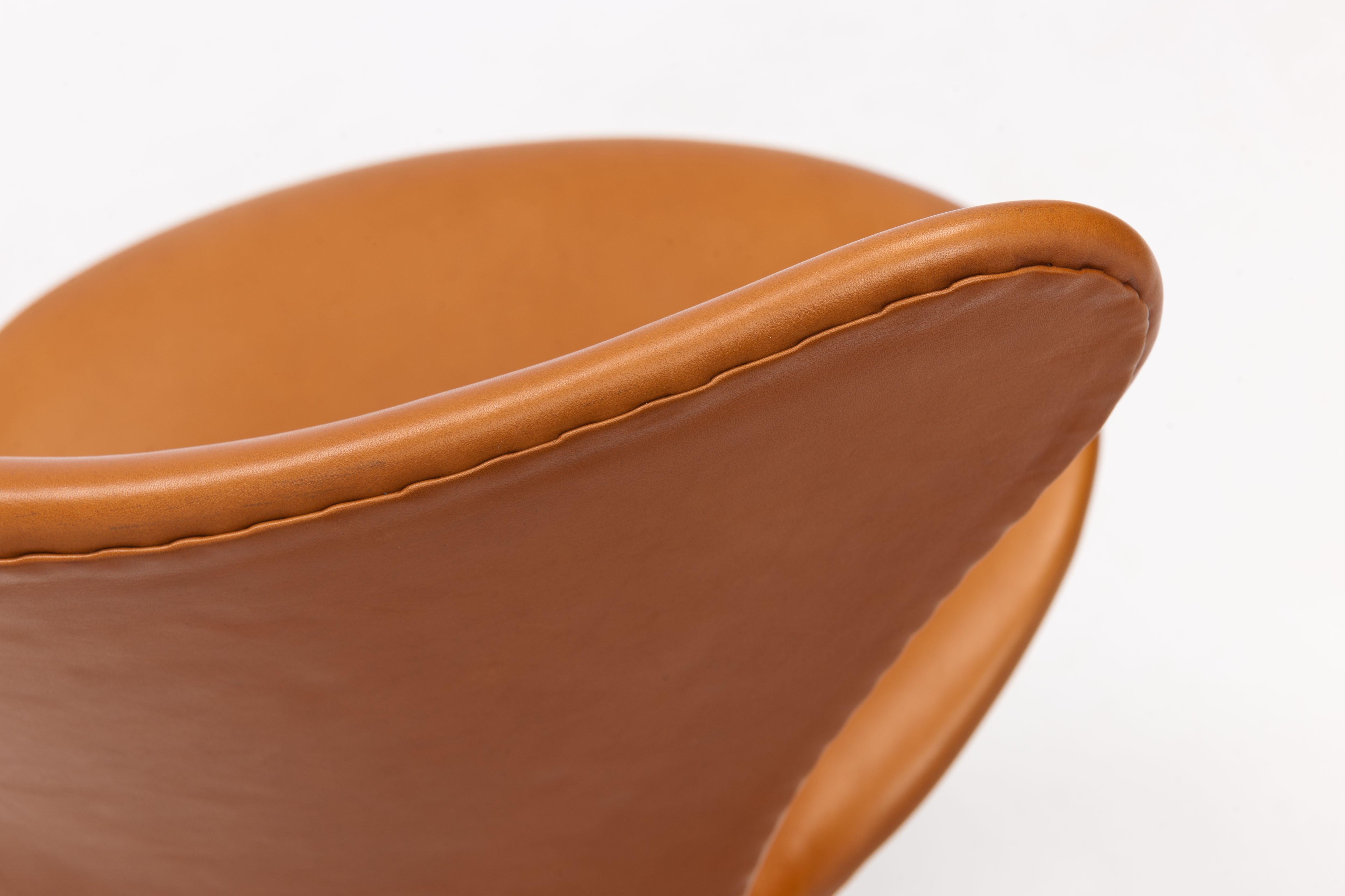 Scandinavian Modern Cognac Arne Jacobsen 3117 Desk Swivel Chair by Fritz Hansen 