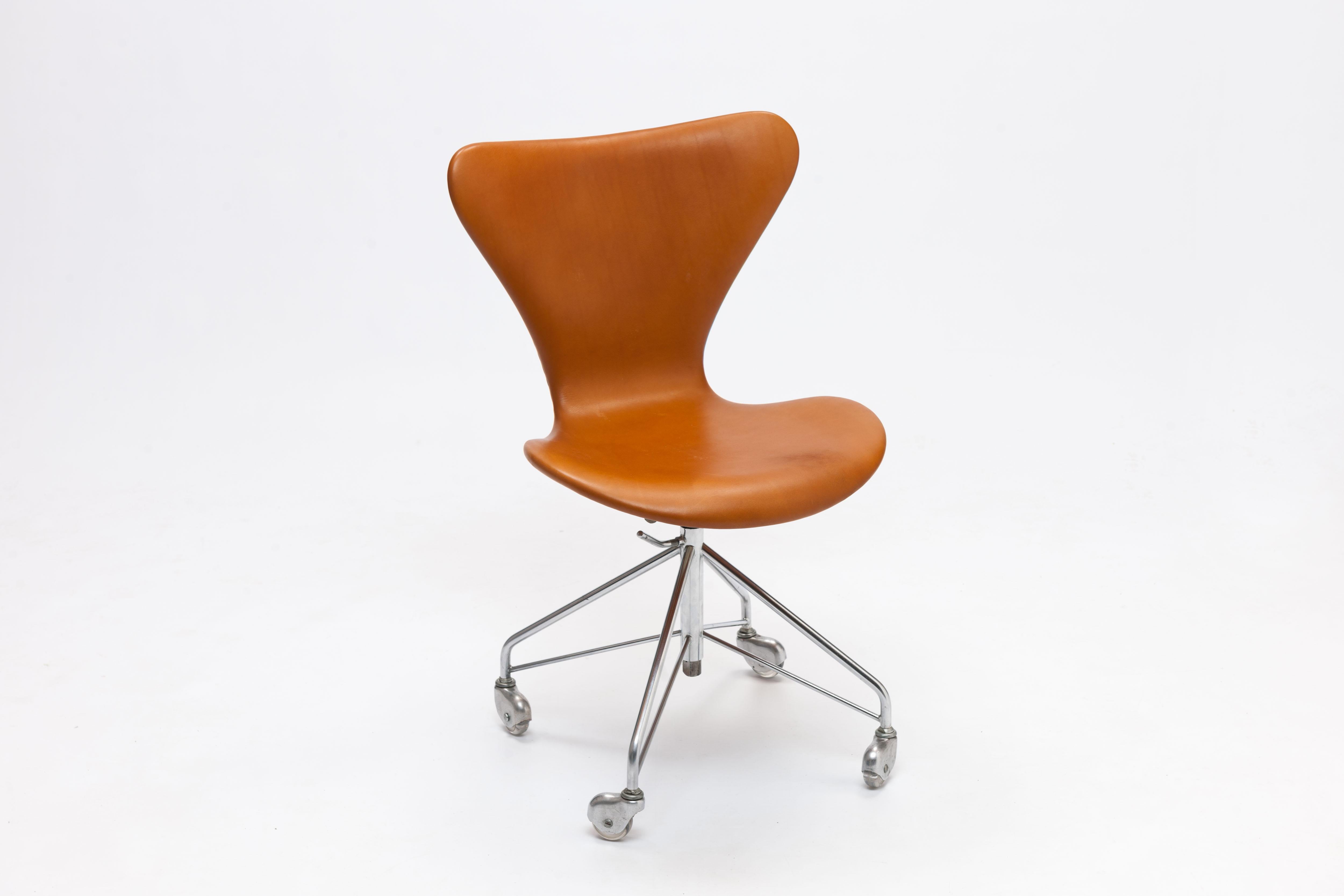 Danish First Edition Arne Jacobsen 3117 Desk Swivel Chair by Fritz Hansen 