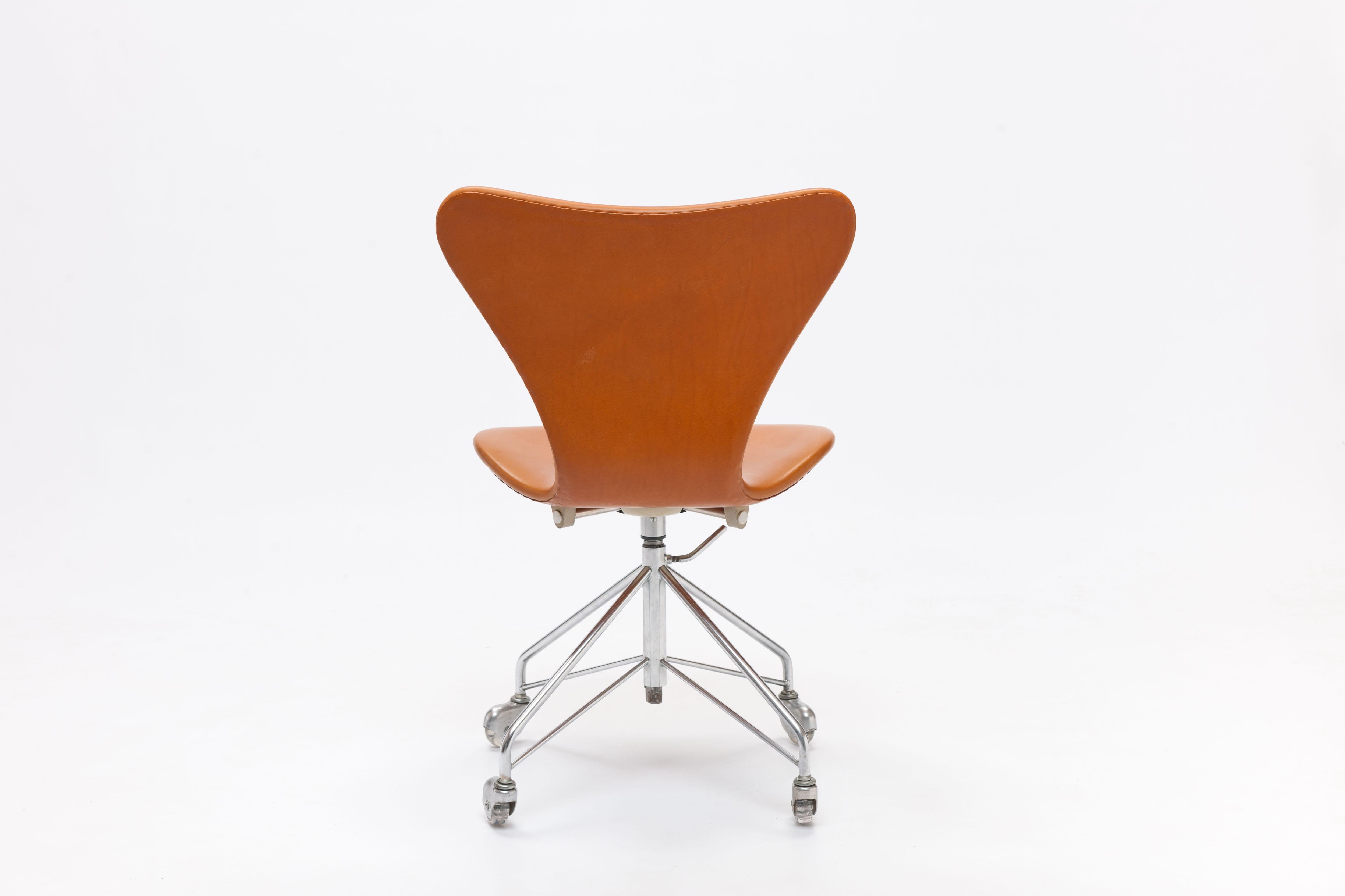 Cognac Arne Jacobsen 3117 Desk Swivel Chair by Fritz Hansen  In Good Condition In Utrecht, NL