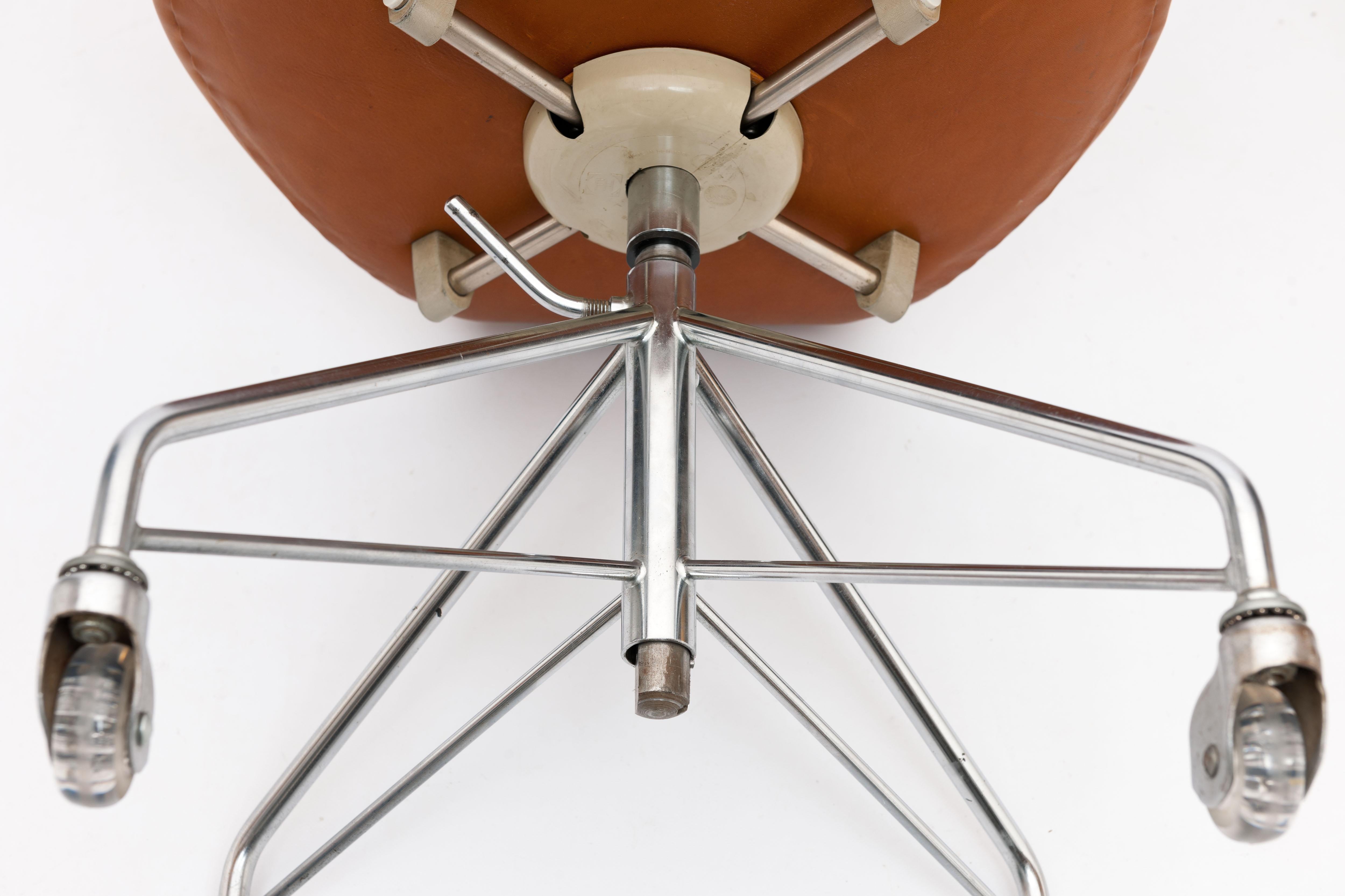 Cognac Arne Jacobsen 3117 Desk Swivel Chair by Fritz Hansen  1