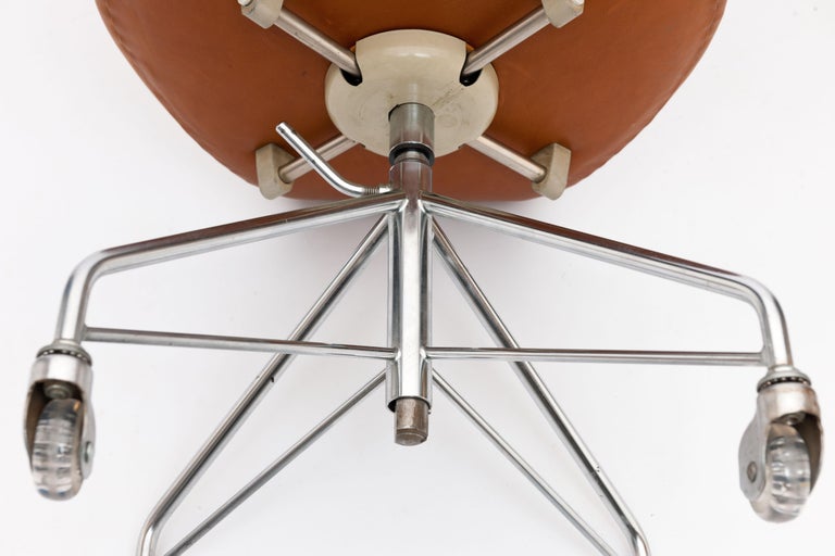 First Series Cognac Leather Arne Jacobsen 3117 Desk Swivel Chair by Fritz Hansen For Sale 1