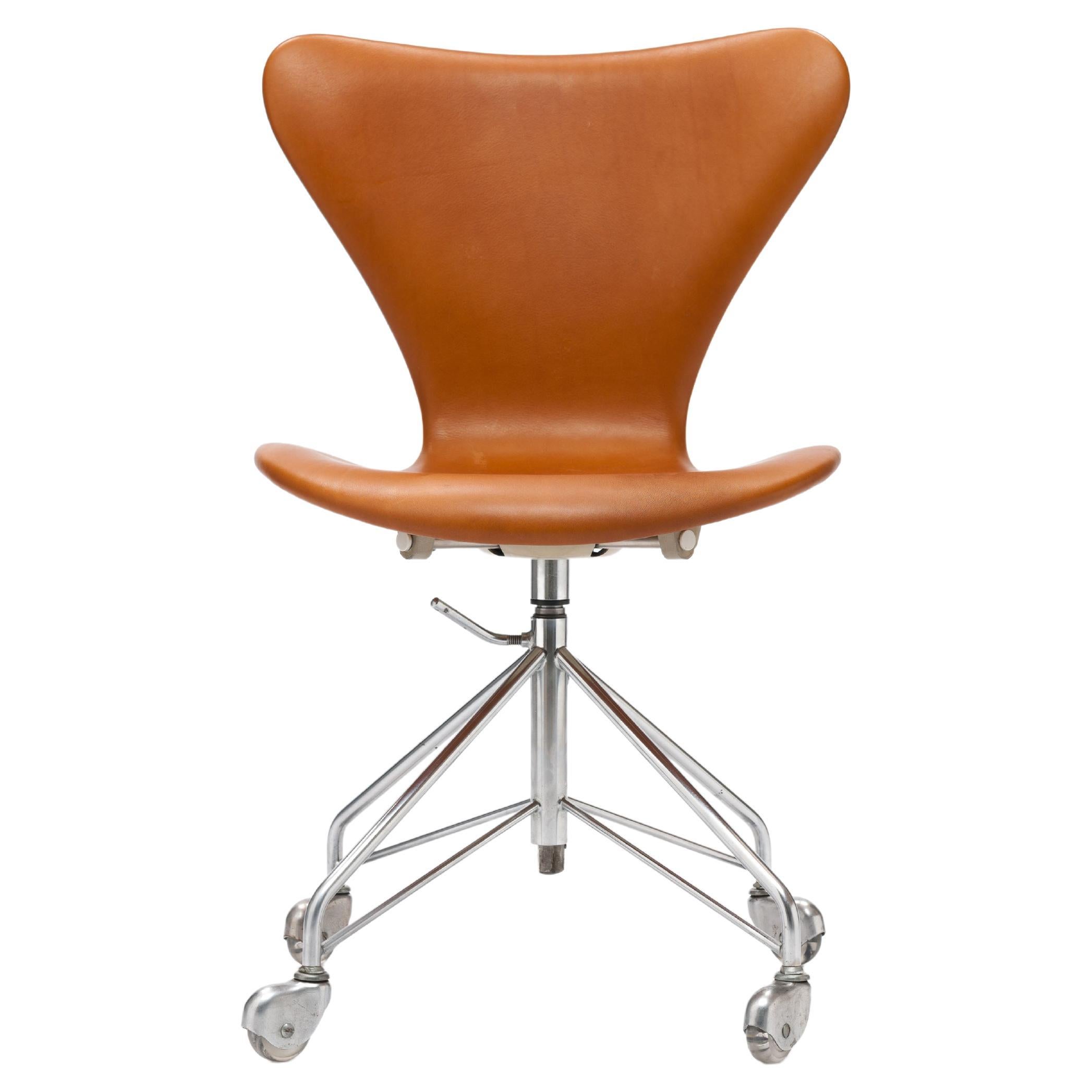 Cognac Arne Jacobsen 3117 Desk Swivel Chair by Fritz Hansen 