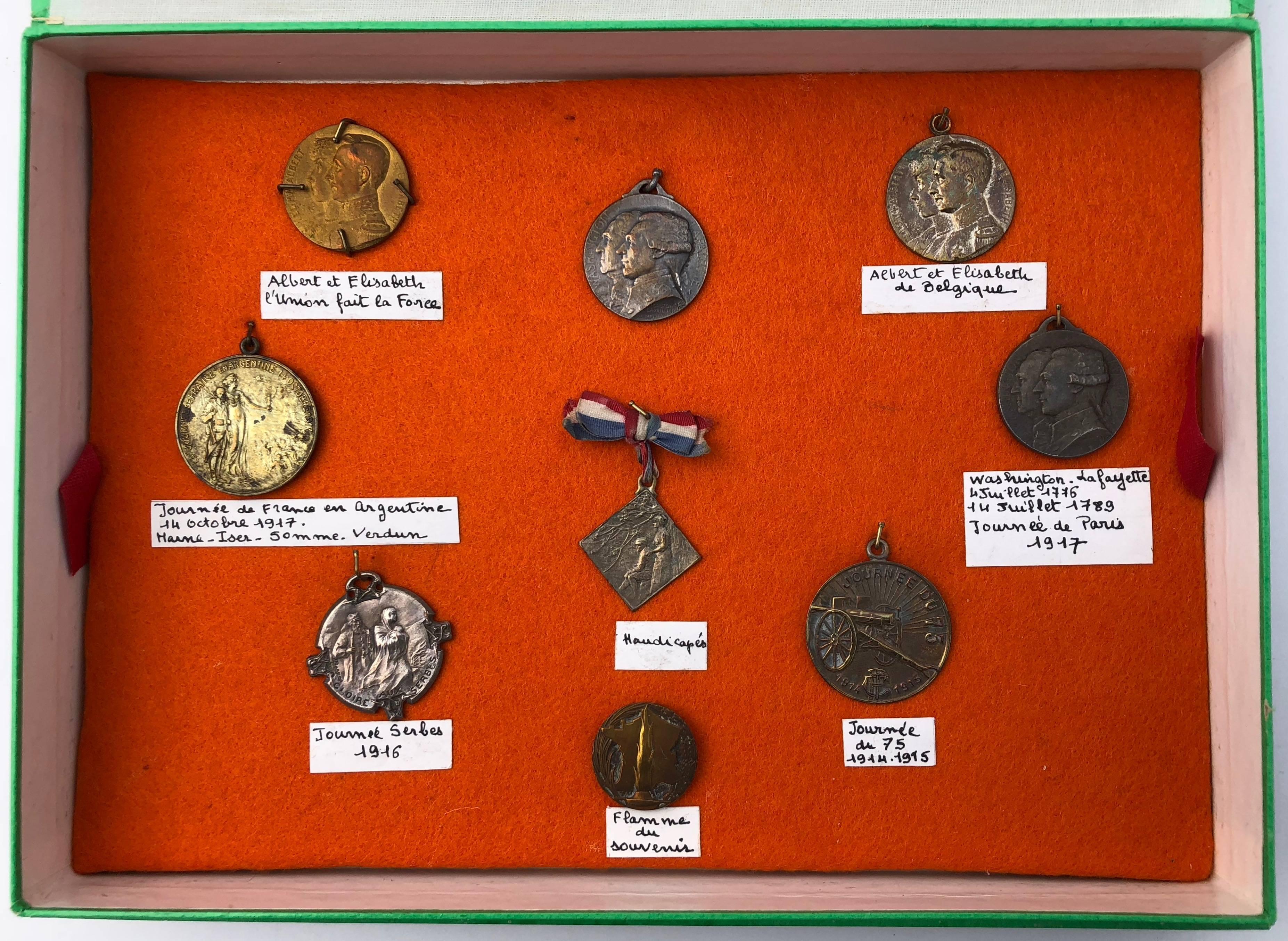 This is a unique set of first world war medals from both France and Belgium. The set of nine medals are in a display box with an orange background interior, black box exterior with green trim, interior lift taps and marked with the dates 1914-1918