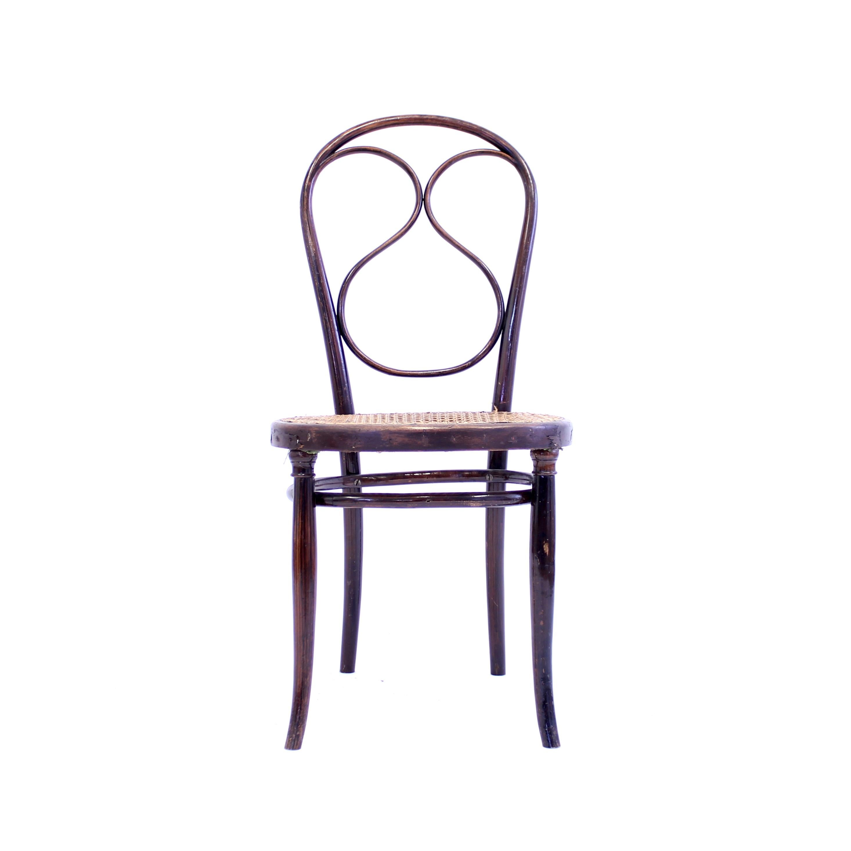 Stunning bentwood chair manufactured by Fischel around turn of the century 1900. Fischel was one of the larges producer of bentwood furniture alongside Thonet and J&J Kohn. The backrest in particular is a piece of art in itself with the central,