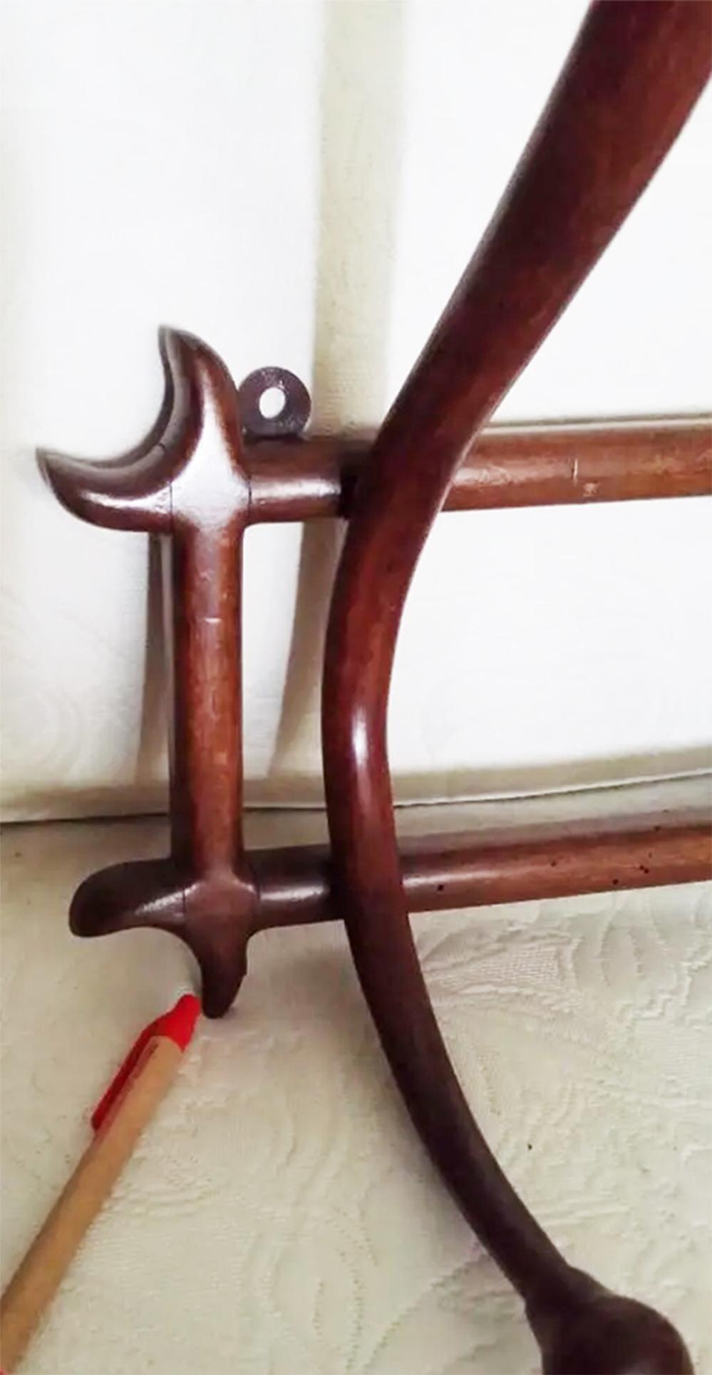 D. G. Fischel, Niemes (Repubblica Ceca) Thonet 

Barra appendiabiti 
Fischel Nr 1 barra appendiabiti con 6 appendini per cappotti e cappelli

È in ottime condizioni.

D. G. Fischel,( Thonet ) Niemes (Repubblica Ceca).




