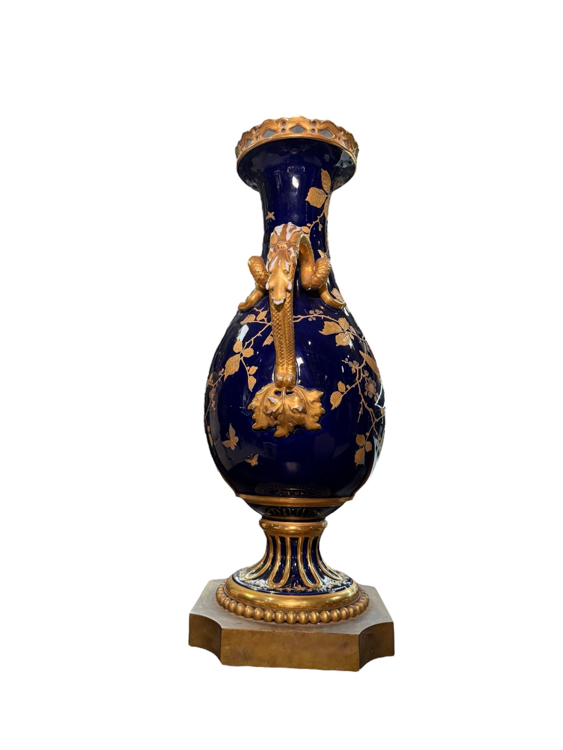 Fischer And Mieg Gilt Cobalt Blue Porcelain Urn Vase In Good Condition For Sale In Guaynabo, PR