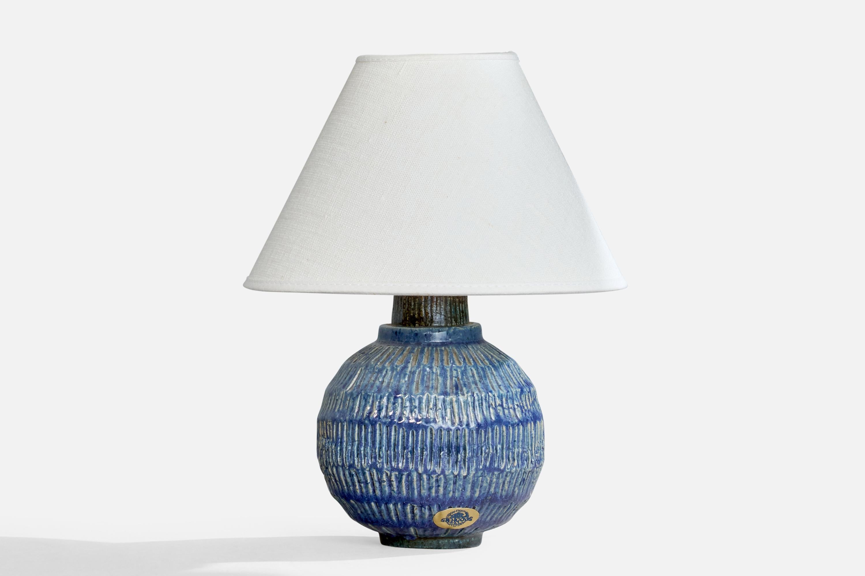 Lampe de table en céramique incisée à vernis bleu produite par Fischer Stengods, Suède, c. 1960.

Dimensions de la lampe (pouces) : 7.5