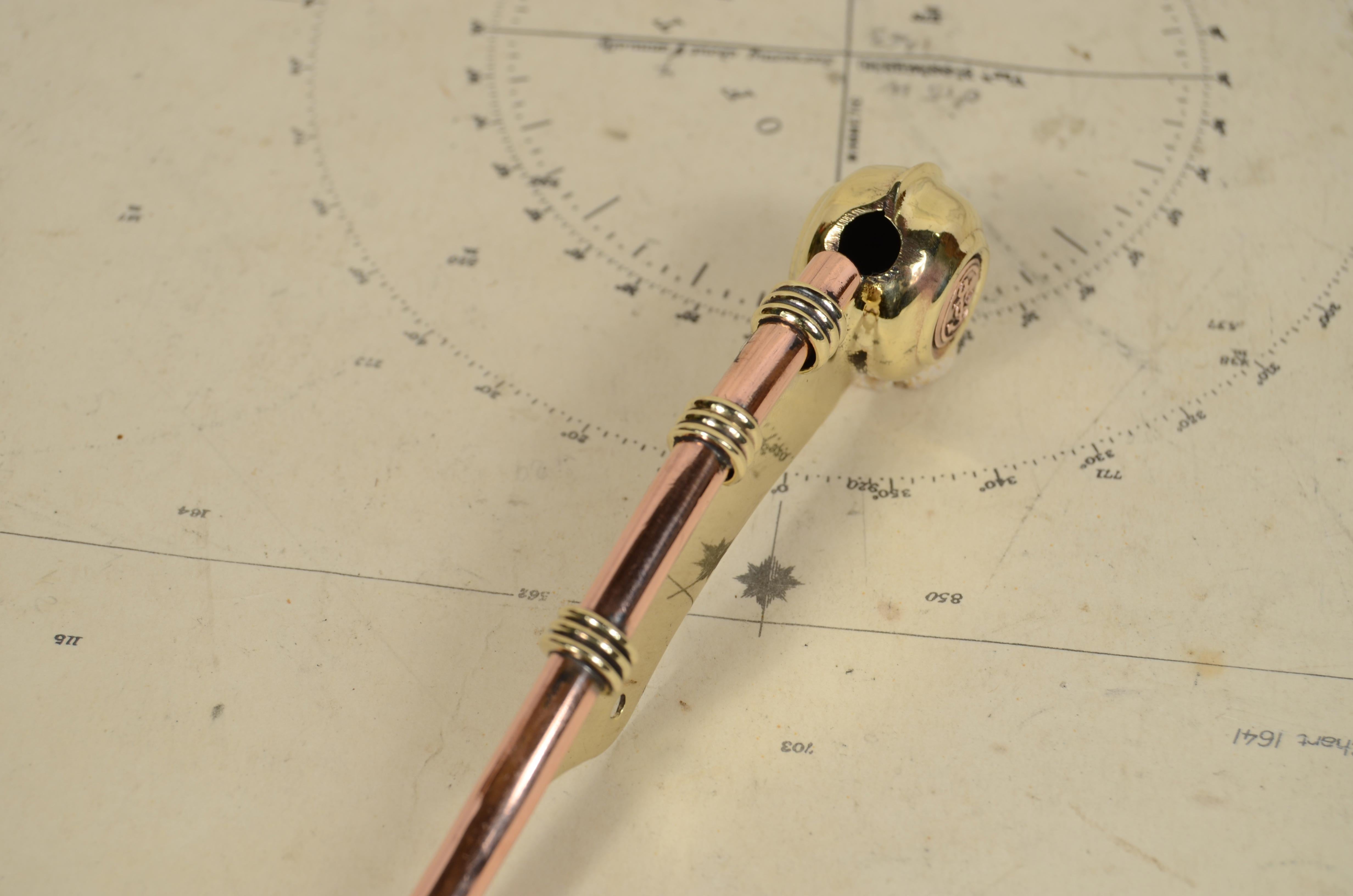 Boatswain's whistle made of brass and copper English manufacture of the 1920s, on the sides anchor. Length 13.x2.5x1.8 cm - inches 5.3x0.8x0.7. Good condition.
This type of whistle is composed of a small tube, called a cannon, attached to the end of