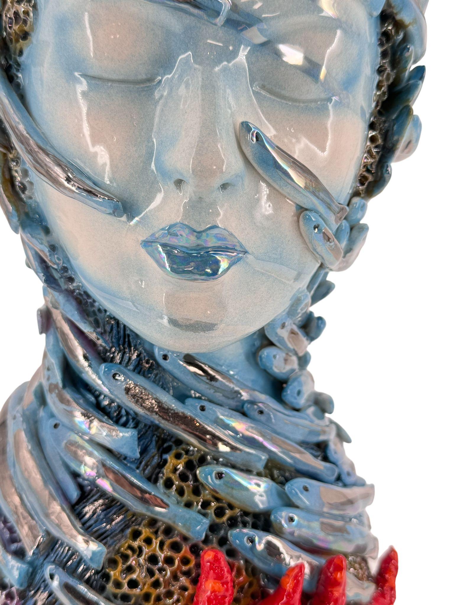 XXI secolo e contemporaneo Testa di pesce e corallo simile Lady. Unico fatto a mano e dipinto a mano. Ceramica 2024 in vendita