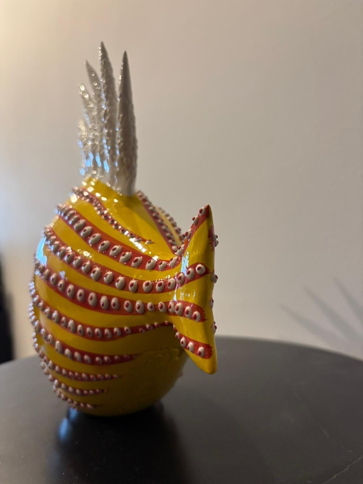 Fisch. Handgefertigtes und handbemaltes keramisches Dekorationsdesign. Italien, 2025. Maßgeschneidert. (21. Jahrhundert und zeitgenössisch) im Angebot