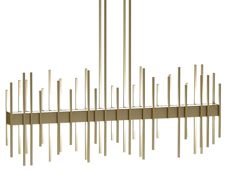 Ce lustre sculptural exquis est une véritable œuvre de décoration fonctionnelle qui convient parfaitement à tout espace contemporain. Entièrement réalisée en laiton avec une finition chaudement brunie, elle comporte quatre tiges qui partent d'une