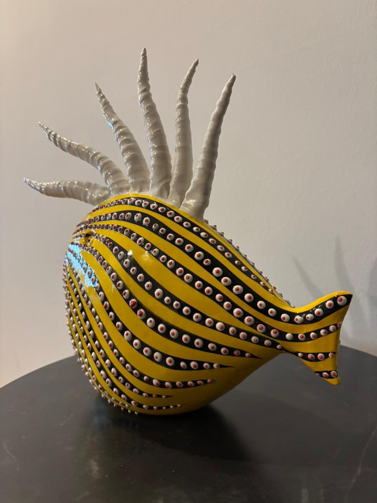 MOSCHE BIANCHE est ravie d'ajouter ces merveilleux poissons à sa collection. Tous les poissons sont faits à la main et sur mesure : choisissez vos couleurs et formes préférées ! Nos artisans peuvent également créer des tailles sur mesure.