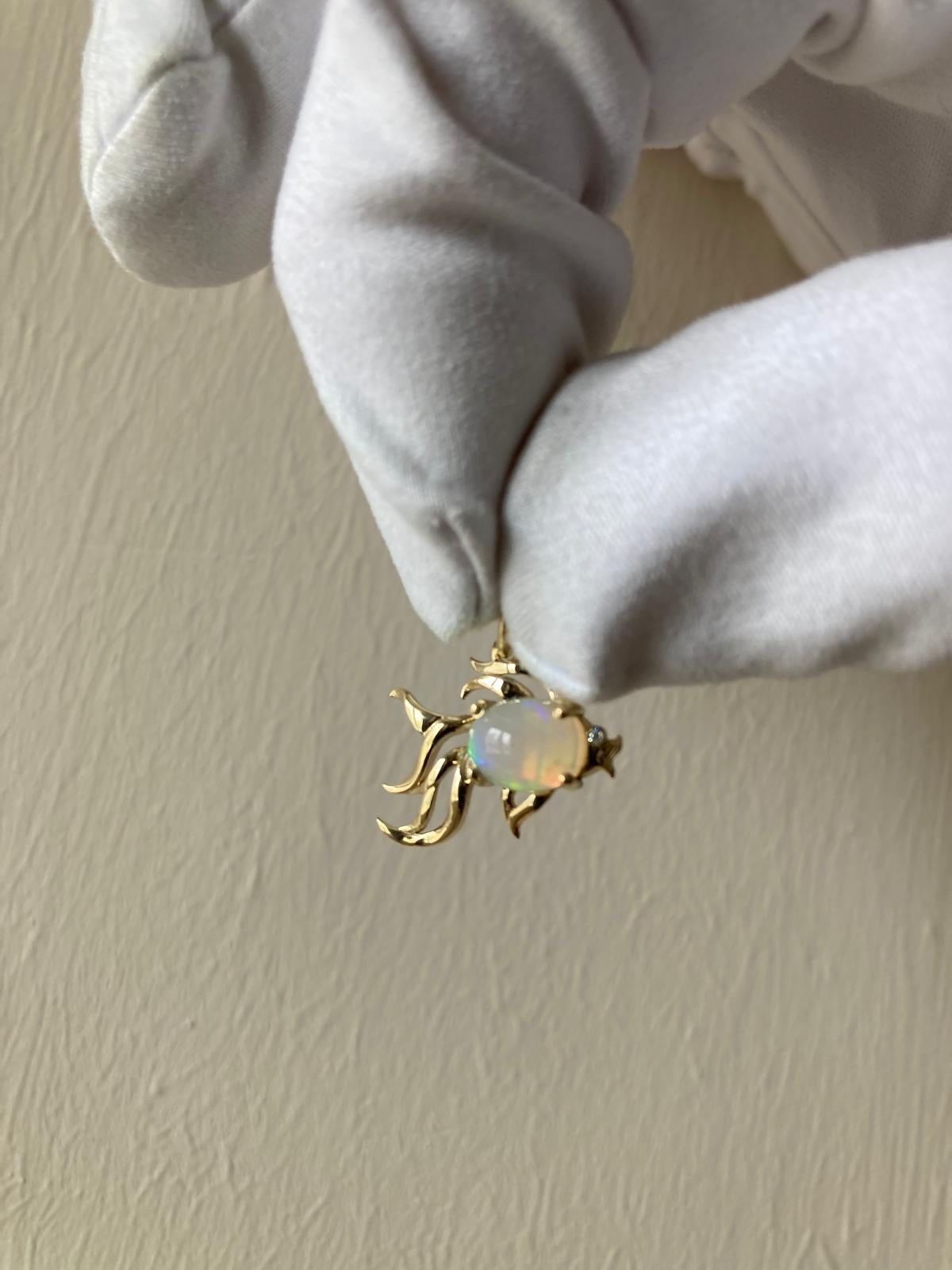 Pendentif en or massif 14 kt en forme de poisson avec opale naturelle et diamant. Bague de pierre de naissance d'octobre.

Or massif 14k
Taille : 18 x 16 mm.
Poids : 1.5 g.
Serti d'opale : couleur - multicolore
Cabochon ovale, 0,80 ct au total, 6 x
