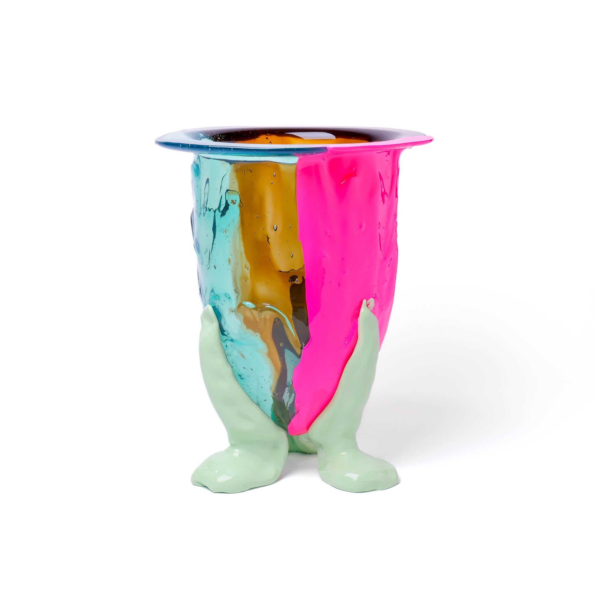 Vaso Amazonia - Acqua trasparente, Marrone, Fucsia fluo, Menta

Vaso in resina morbida disegnato da Gaetano Pesce nel 1995 per la collezione Fish Design.

Misure: L Ø 16cm x H. 26cm

Altre dimensioni disponibili.
Colori: Aqua chiaro, Marrone, Fucsia
