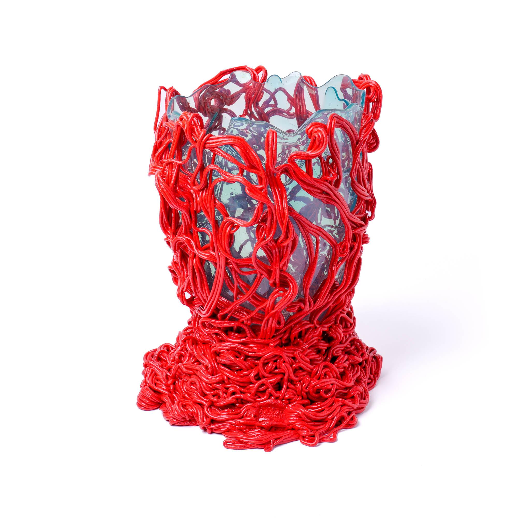 Spaghetti Special Vase - Clear aqua and coral red

Vase in soft resin designed by Gaetano Pesce in 1995 for Fish Design collection.

Measures: L - ø 22cm x H 36cm

Other sizes available

Colours: Clear aqua, matt red.
Vase in soft resin designed by