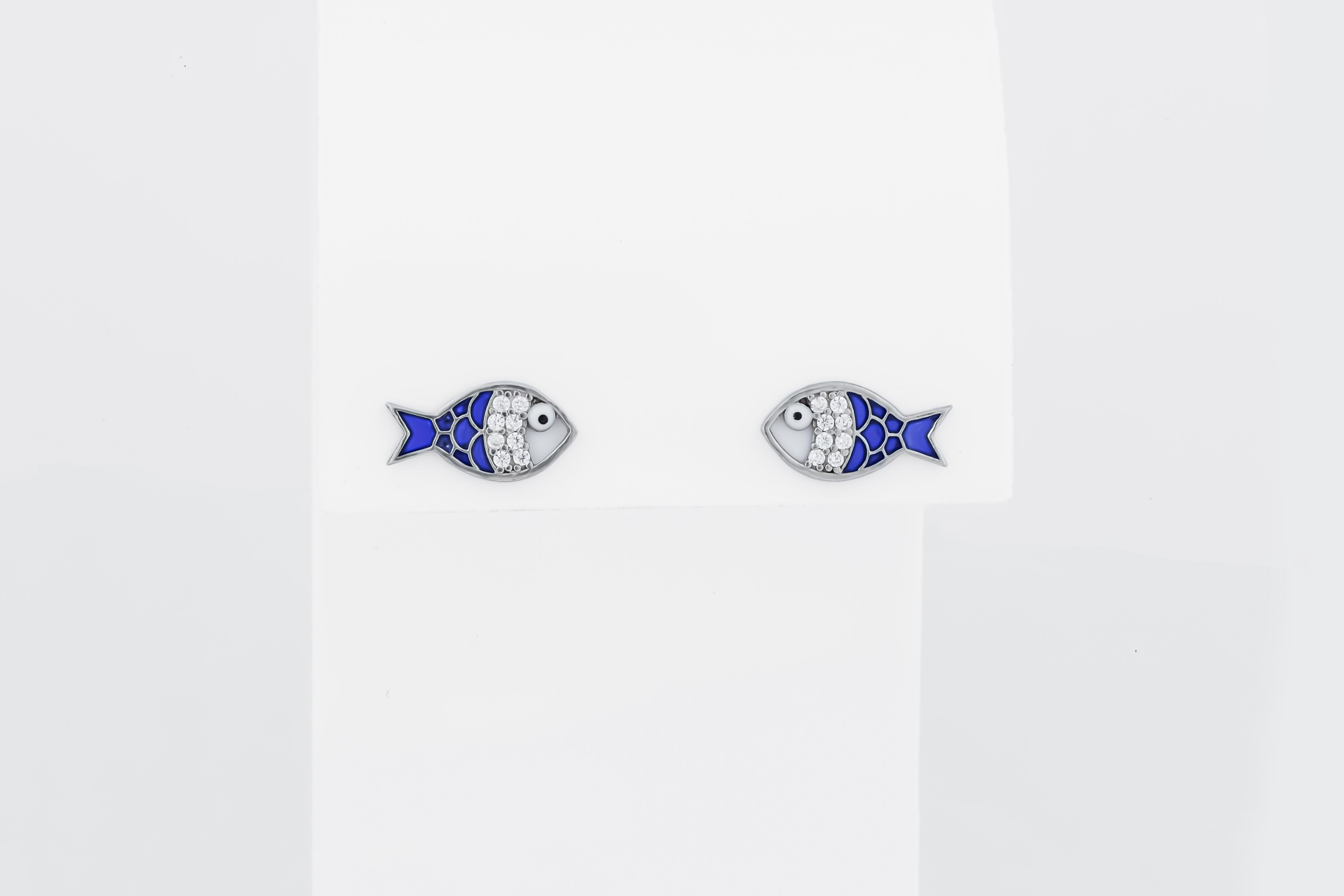 Modern Fish earrings with moissanites and blue enamel in 14k gold. For Sale