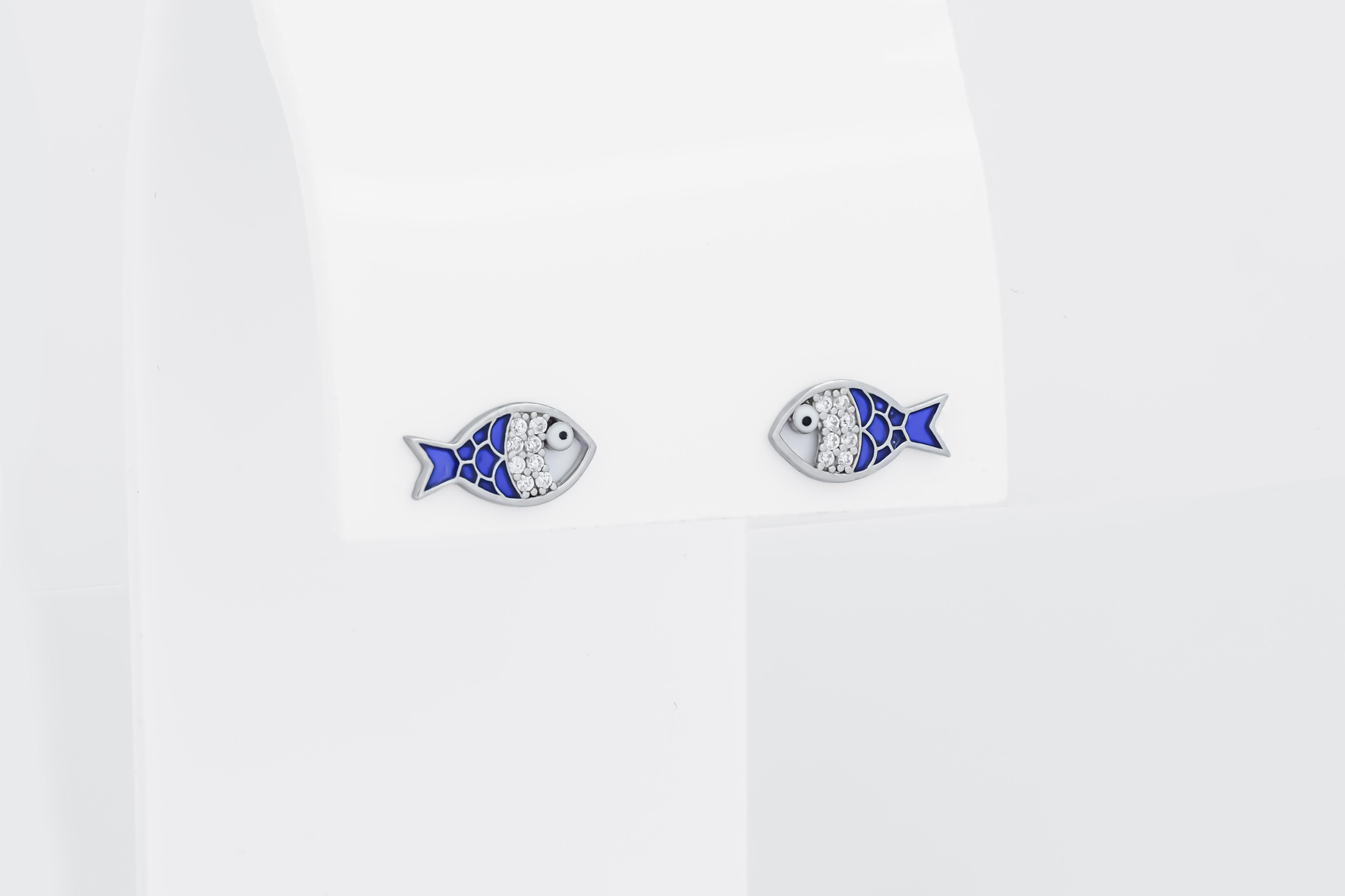 Fish earrings with moissanites and blue enamel in 14k gold. In New Condition For Sale In Istanbul, TR