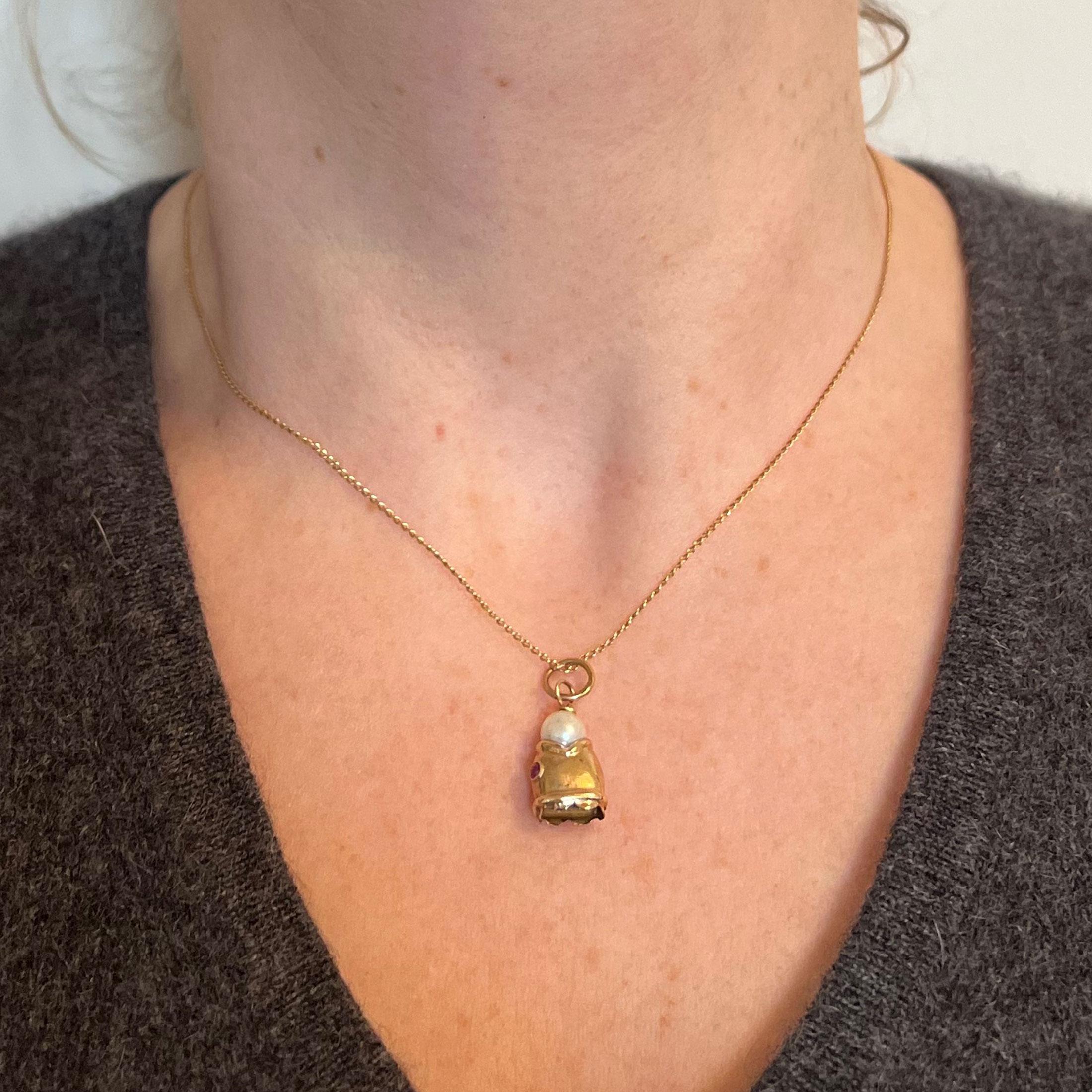 Ciondolo a forma di testa di pesce con perla in oro giallo 18K In condizioni buone in vendita a London, GB