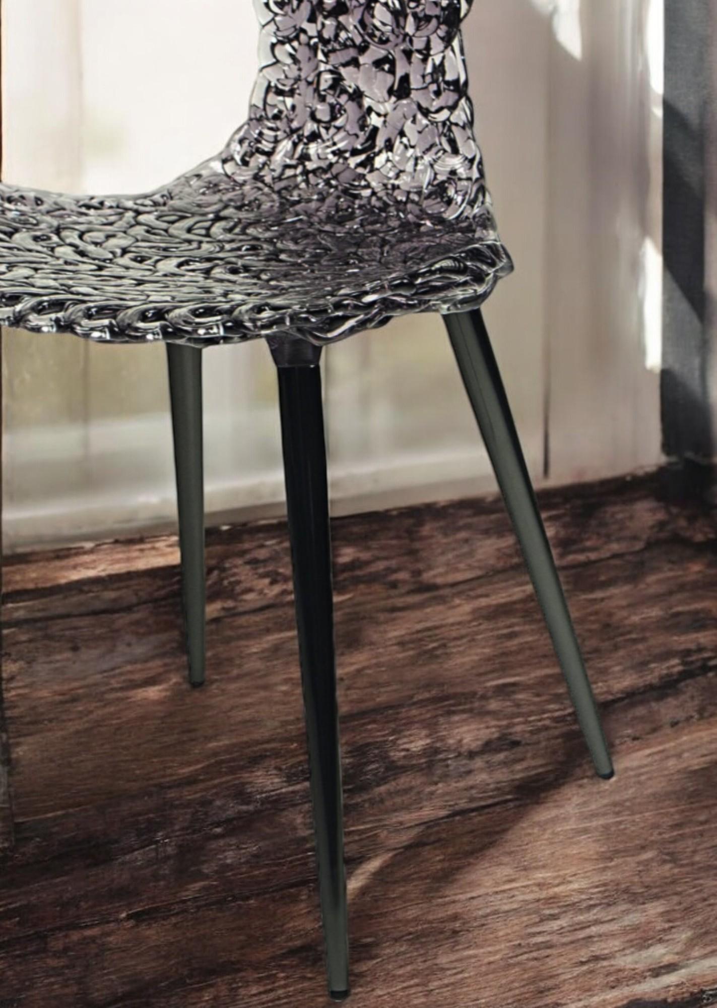 Ottone Sedia innovativa - Design fluido con riflessi di luce e opzioni di colore audaci in vendita