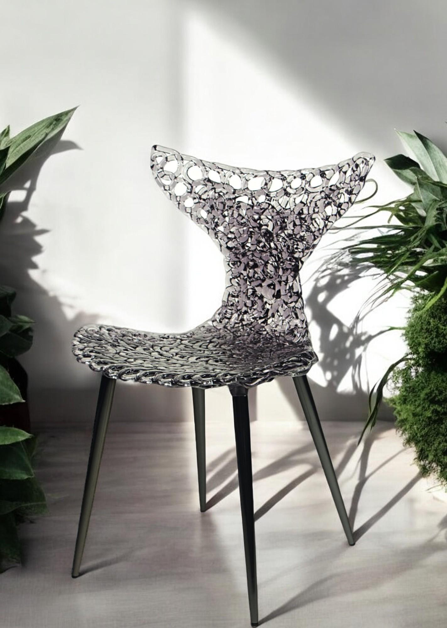 Sedia innovativa - Design fluido con riflessi di luce e opzioni di colore audaci in vendita 1