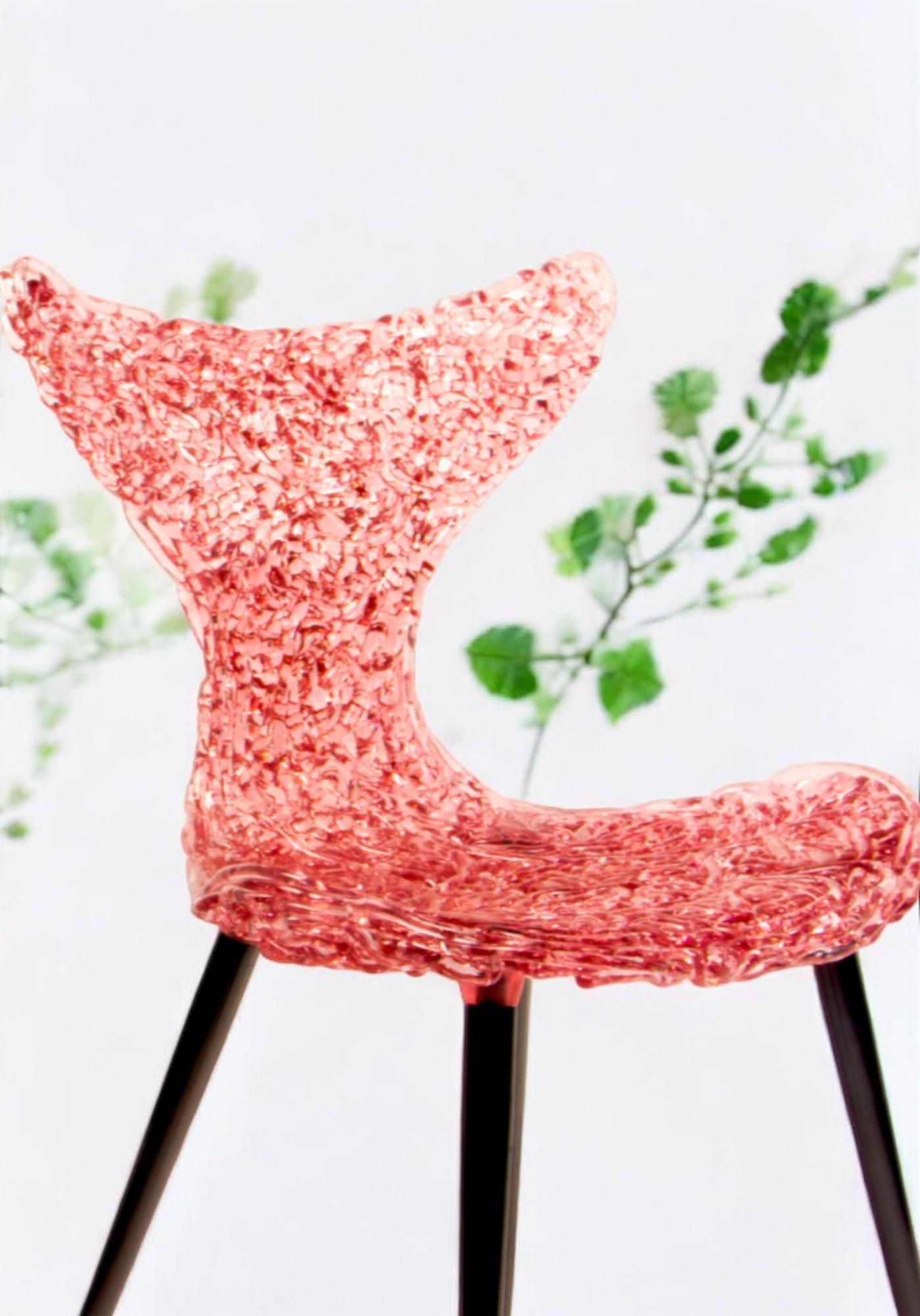 Ispirata ai movimenti aggraziati di un pesce, la sedia Innovative presenta un design giocoso a coda rovesciata, che cattura sia la fluidità che l'eleganza. Questa sedia moderna è molto più di una semplice soluzione per sedersi: è un cattura-luci che