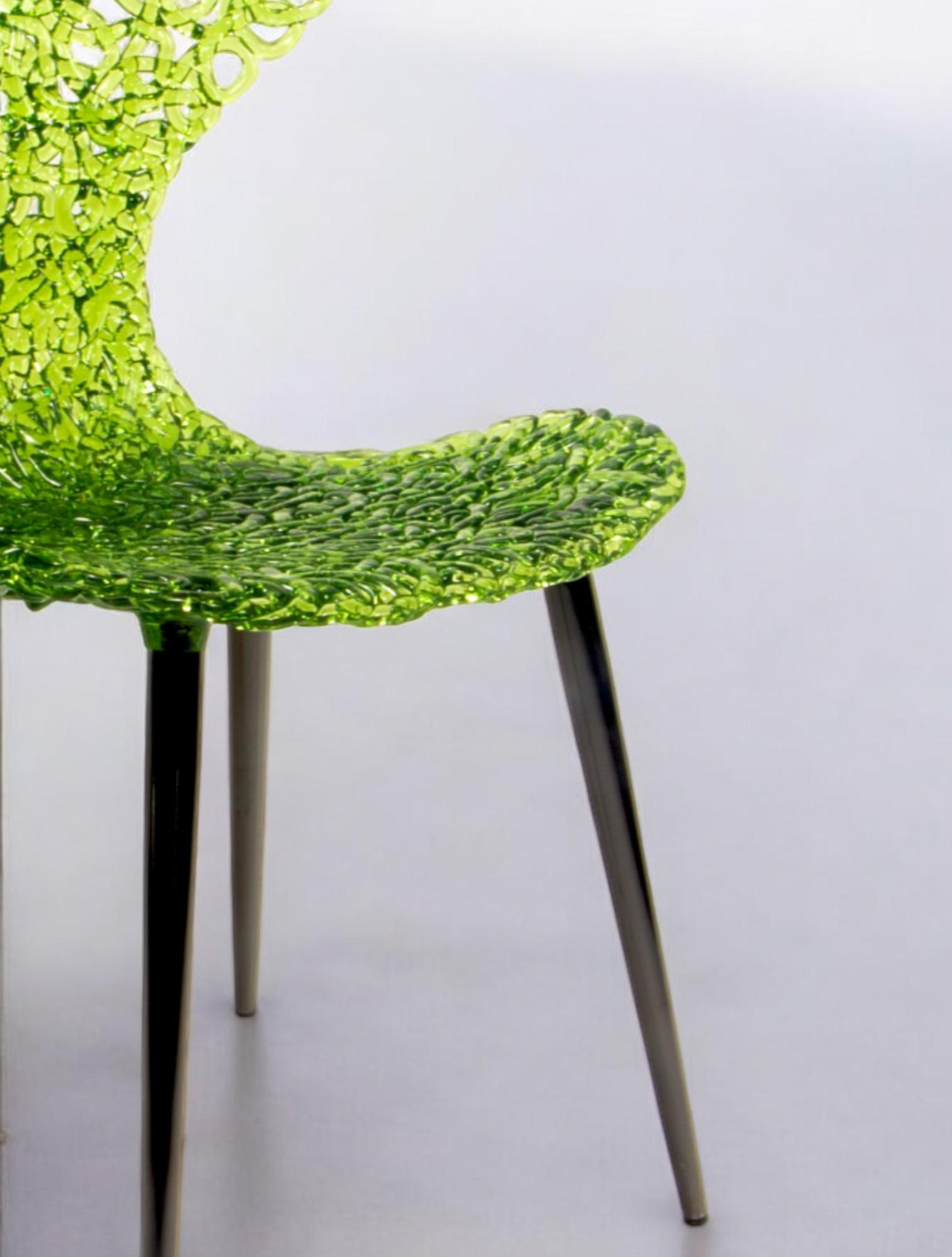 XXI secolo e contemporaneo Sedia innovativa - Design fluido con riflessi di luce e opzioni di colore audaci in vendita