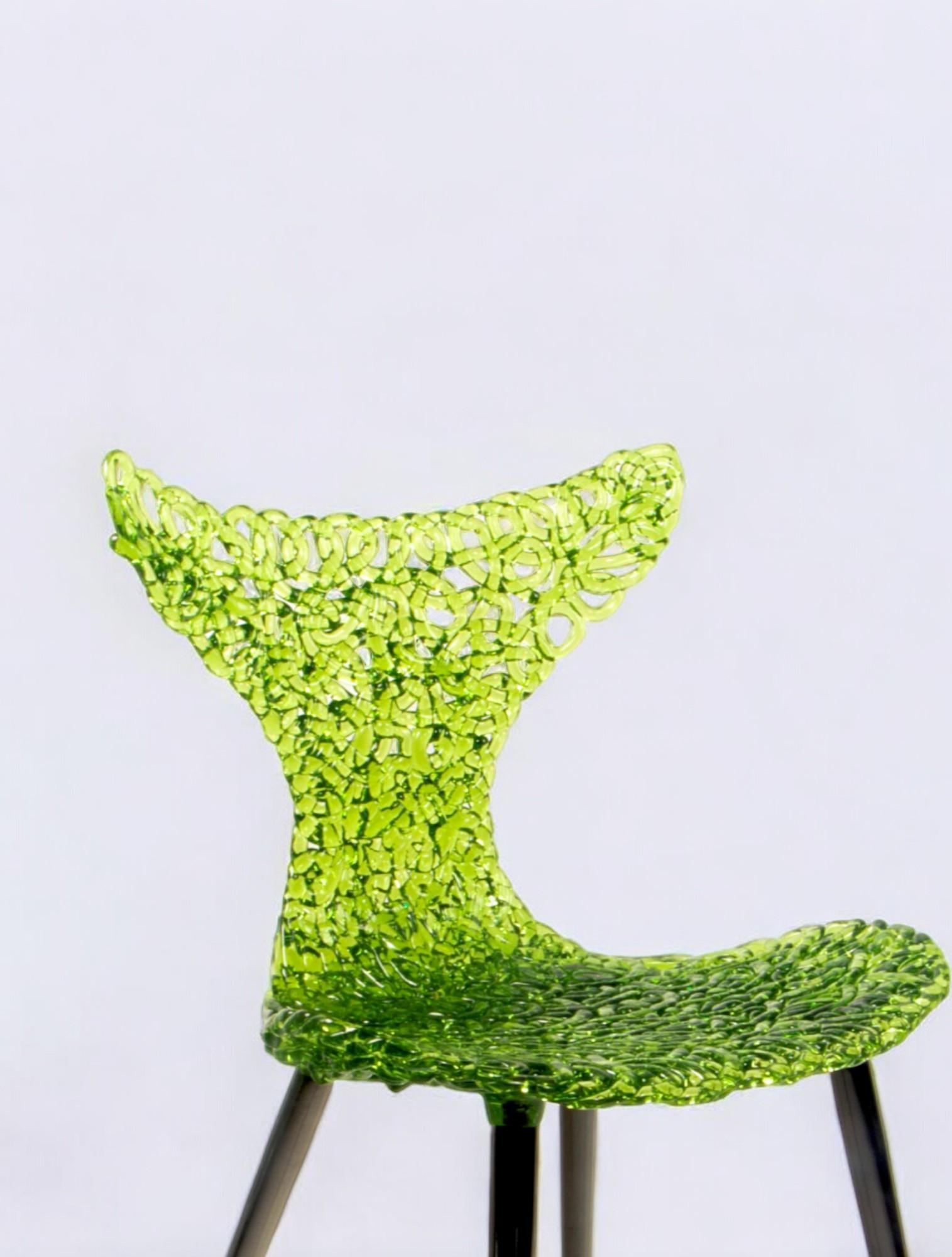 Ottone Sedia innovativa - Design fluido con riflessi di luce e opzioni di colore audaci in vendita