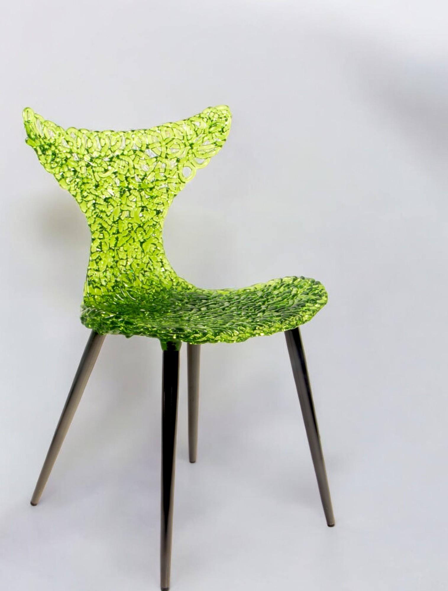 Sedia innovativa - Design fluido con riflessi di luce e opzioni di colore audaci in vendita 1