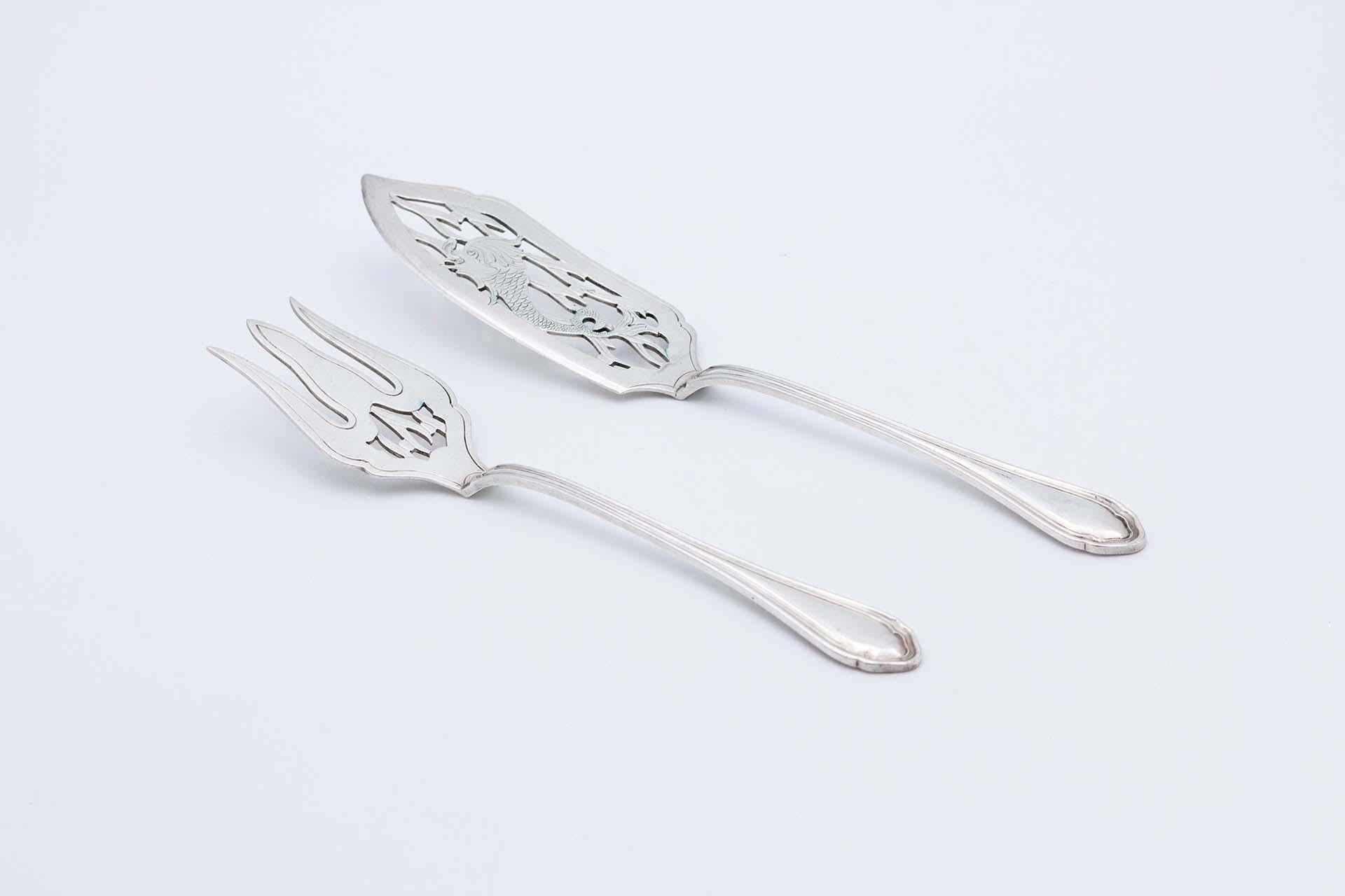 Fish knife and fork in cut and engraved silver, with friezes along the handles