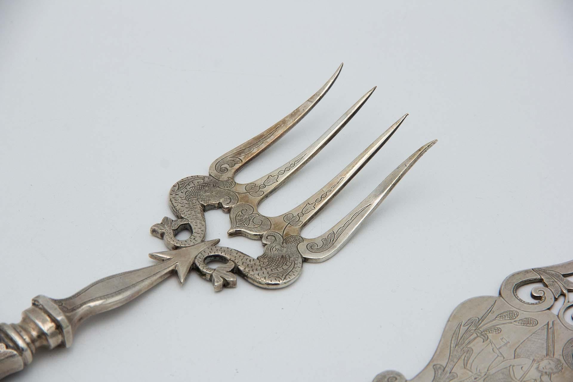 Fish knife and fork with engravings and cutouts In condizioni buone in vendita a Porto, PT